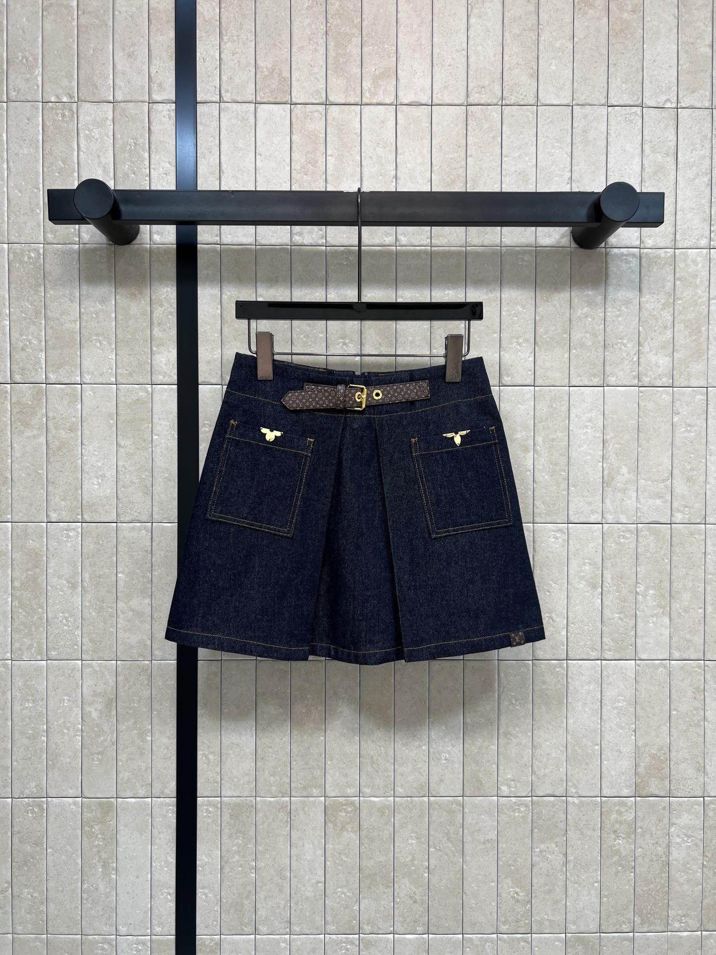 NO:740289,L's 26 spring and summer new style denim A-line skirt. Dark blue denim + classic Monogram presbyopic metal presbyopic buttons. Super recognizable. The A-line skirt modifies the leg shape. It can be easily controlled for daily commuting and leisure. The belt has a presbyopic pattern. The lining is also Monogram printed. It has a full sense of brand. Pair it with a simple top or accessories of the same brand. It is easy to get a high-end look ~ one color and three sizes. Size/S-M-L,, louis vuitton, skirts,19860909L家 26春夏新款 牛仔A字半裙 深蓝牛仔布+经典Monogram老花金属老花扣超有辨识度 A字裙摆修饰腿型 日常通勤、休闲都能轻松驾驭 腰带是老花图案 内衬也是Monogram印花 品牌感拉满 搭配简约上衣或同品牌配饰 轻松get高级感穿搭~一色三码 Size/S-M-L,,louis vuitton,skirts,,Women's clothing