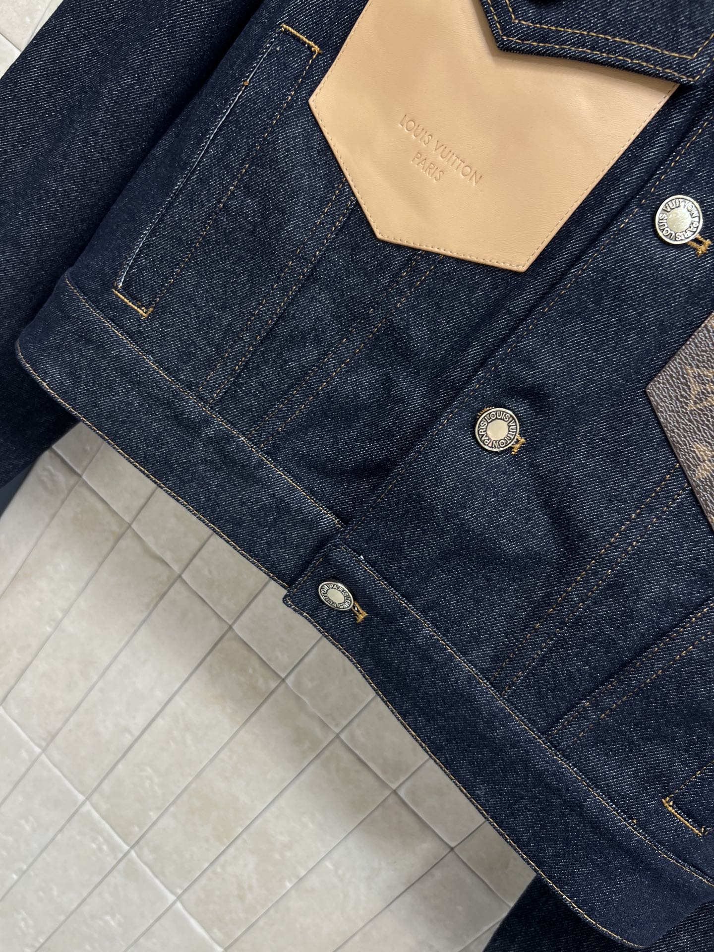 L家 26春夏新款 老花拼接牛仔夹克 深蓝丹宁+经典Monogram老花皮革贴袋点缀 细节满分 短款剪裁