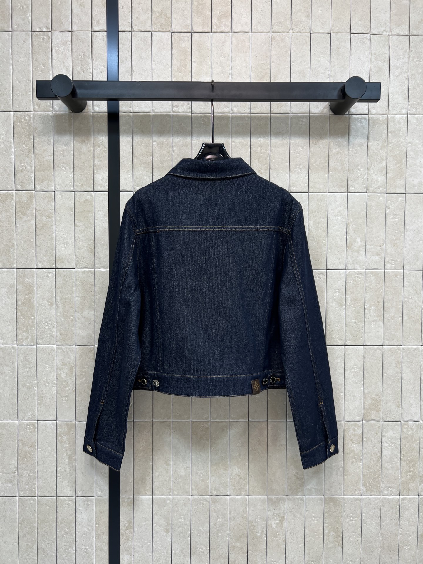 L家 26春夏新款 老花拼接牛仔夹克 深蓝丹宁+经典Monogram老花皮革贴袋点缀 细节满分 短款剪裁