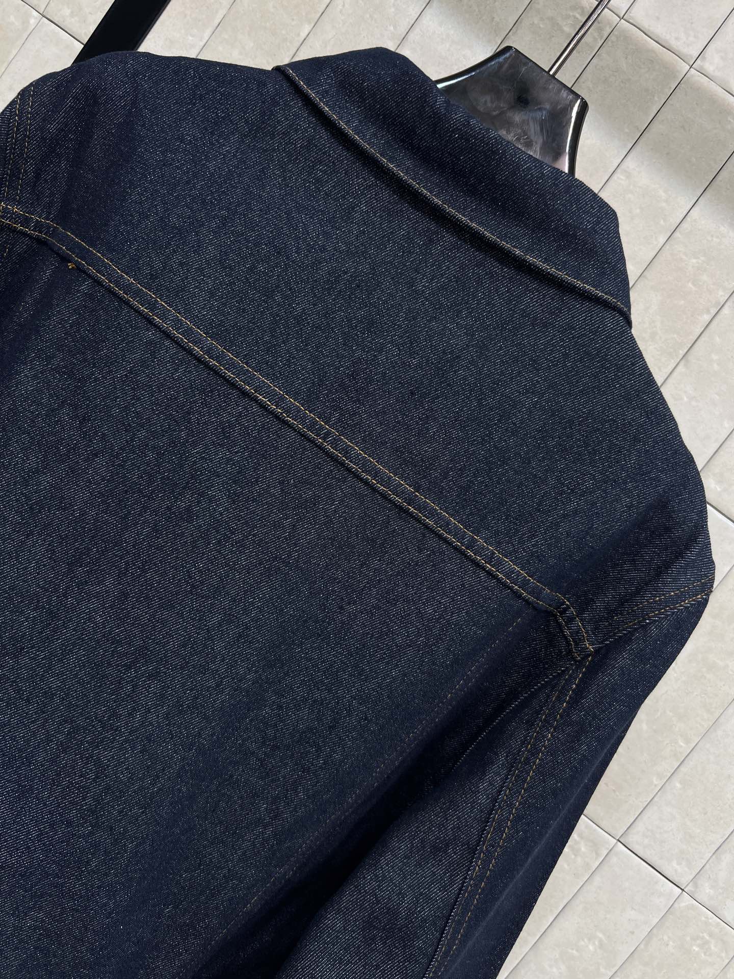 L家 26春夏新款 老花拼接牛仔夹克 深蓝丹宁+经典Monogram老花皮革贴袋点缀 细节满分 短款剪裁