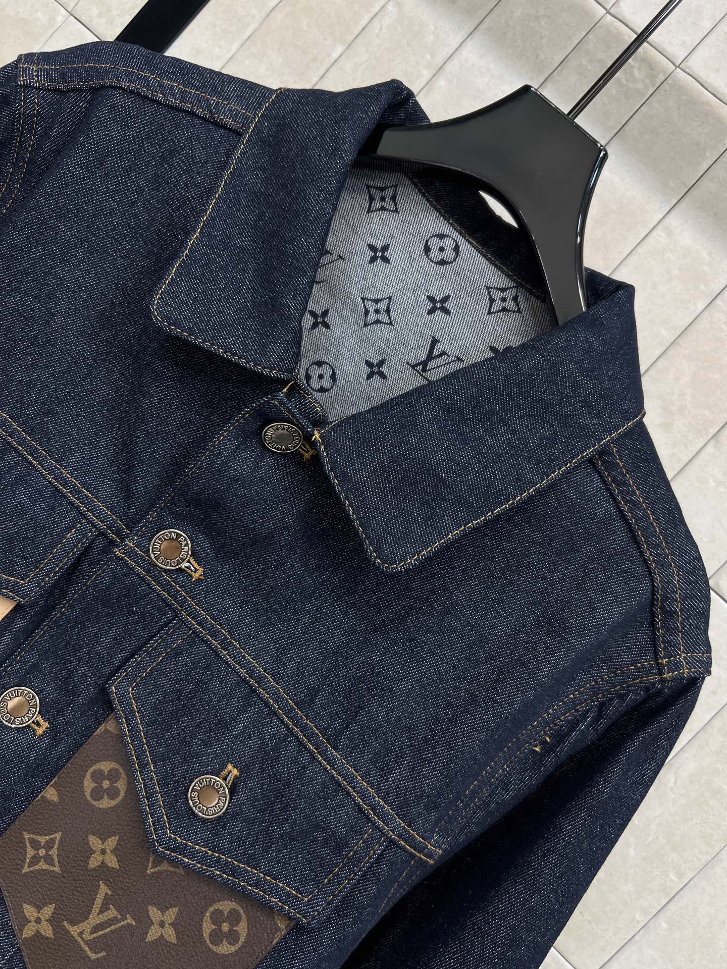 L家 26春夏新款 老花拼接牛仔夹克 深蓝丹宁+经典Monogram老花皮革贴袋点缀 细节满分 短款剪裁