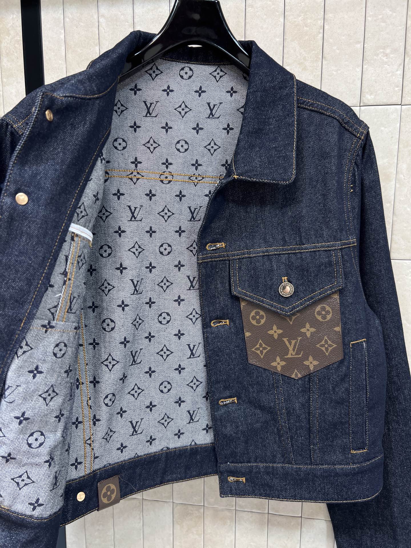 L家 26春夏新款 老花拼接牛仔夹克 深蓝丹宁+经典Monogram老花皮革贴袋点缀 细节满分 短款剪裁
