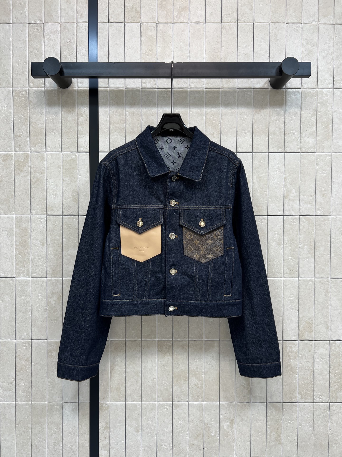 NO:740287,L's new spring and summer 26 presbyopic patchwork denim jacket, dark blue denim + classic Monogram presbyopic leather patch pockets, perfect details, short cut, paired with high-waisted pants or skirts to show off your body proportions!  The inner lining is also Monogram printed, full of brand sense, metal buttons + practical pockets, very suitable for daily outings and taking photos, casual and fashionable, one color and three sizes. Size/S-M-L,, Louis Vuitton, skirts, jackets & coats,19860909L家 26春夏新款 老花拼接牛仔夹克 深蓝丹宁+经典Monogram老花皮革贴袋点缀 细节满分 短款剪裁 搭配高腰裤或裙装超显身材比例！内衬也是Monogram印花 品牌感拉满 金属纽扣+实用口袋 日常出街、拍照都很出片 休闲又时髦 一色三码 Size/S-M-L,,louis vuitton,skirts,jackets & coats,,Women's clothing