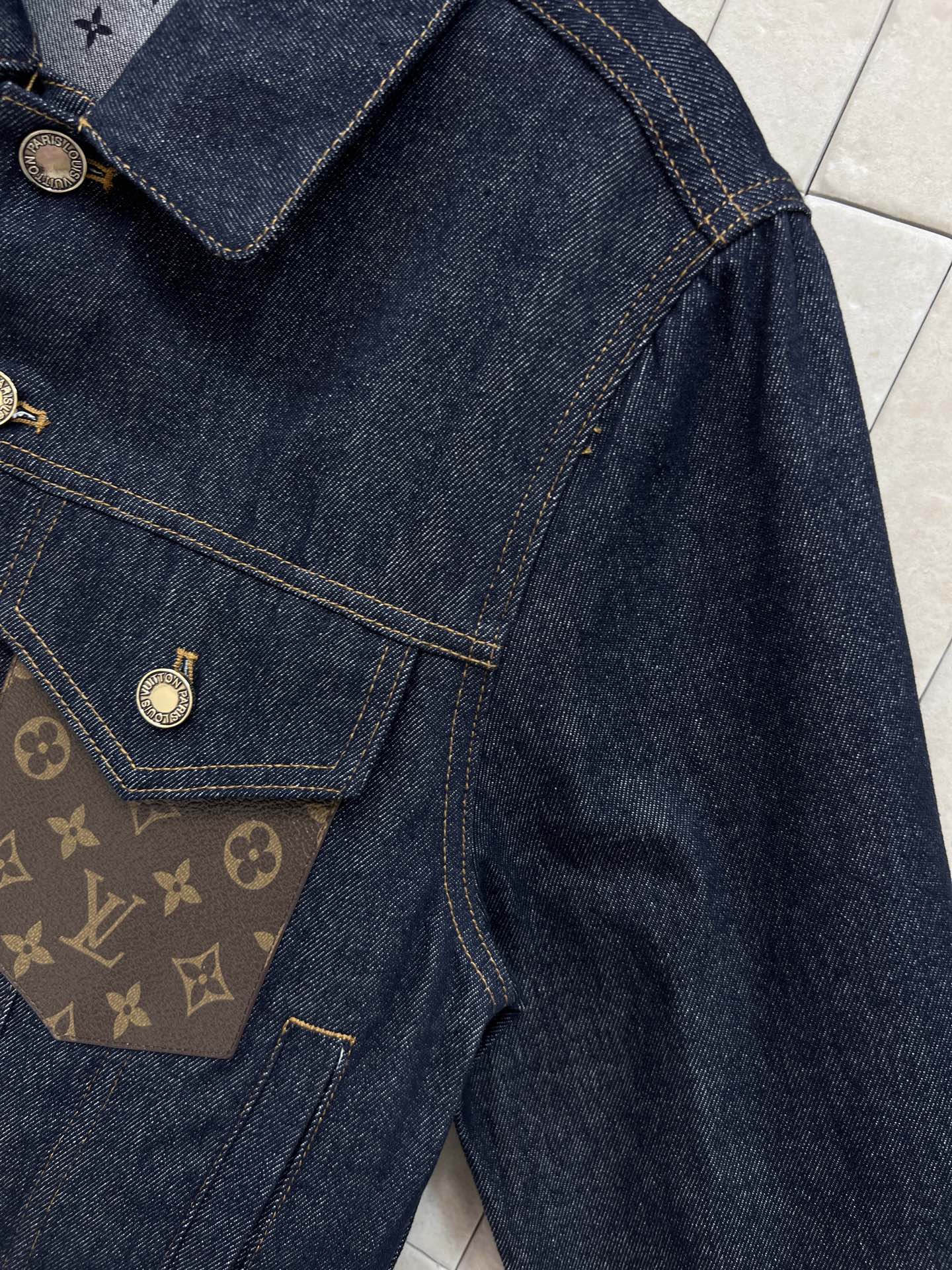 L家 26春夏新款 老花拼接牛仔夹克 深蓝丹宁+经典Monogram老花皮革贴袋点缀 细节满分 短款剪裁