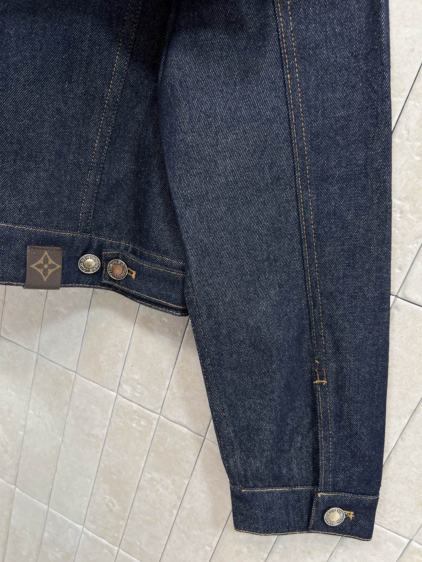 L家 26春夏新款 老花拼接牛仔夹克 深蓝丹宁+经典Monogram老花皮革贴袋点缀 细节满分 短款剪裁