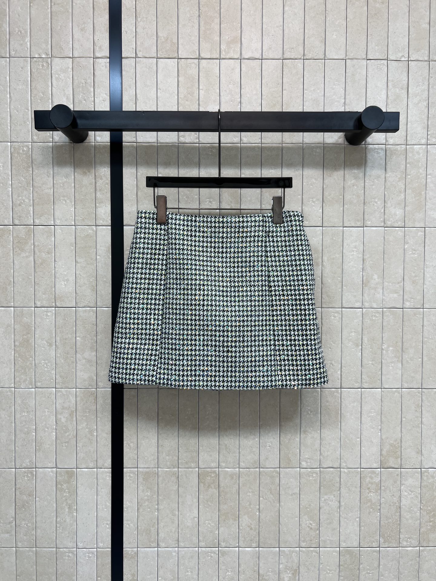 NO:740277,26 new spring and summer styles. Green houndstooth wool high-waisted houndstooth skirt. Classic houndstooth tweed weave. Wool material. Super textured for spring and summer!  The high-waisted A-line shape slims down and flatters the legs. It has an elegant retro style. It can be easily worn for commuting, dating, and parties. It goes well with sweaters, shirts or coats. It is a must-have and versatile item in the spring and summer wardrobe!  Three sizes in one color Size/S-M-L,,skirts,shirts,1986090926春夏新款 绿色千鸟格羊毛高腰千鸟格半身裙 经典千鸟格粗花呢编织 羊毛呢材质 春夏穿超有质感！高腰A字版型显瘦又修饰腿型 优雅复古风 通勤、约会、派对都能轻松驾驭 搭配针织衫、衬衫或大衣都很出彩 春夏 衣橱必备百搭单品！一色三码 Size/S-M-L,,skirts,shirts,,Women's clothing