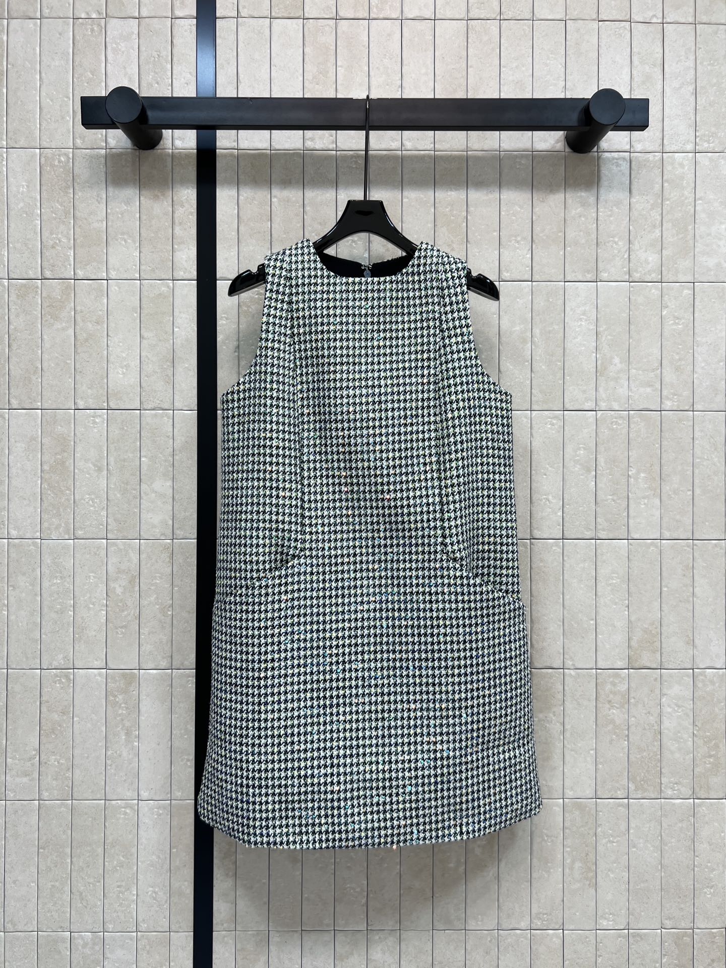 NO:740282,26 Spring and Summer New Style Green Houndstooth Wool Sleeveless Dress Classic Houndstooth Tweed Weave Wool Material Full of Elegant Retro Temperament Tweed Fabric Rich Texture Super Atmospheric for Spring and Summer Sleeveless Cut + Straight Fit Modify the Body and Comfortable Easily Suitable for Daily or Formal Occasions Houndstooth elements are highly recognizable Pair with pearl jewelry or high heels Easily get a ladylike style Three sizes in one color Size/S-M-L,,high  heels,skirts,1986090926春夏新款 绿色千鸟格羊毛无袖连衣裙 经典千鸟格粗花呢编织 羊毛呢材质 优雅复古气质满分 粗花呢面料 肌理感丰富 春夏穿超有氛围感 无袖剪裁+直筒版型 修饰身形又舒适 日常或正式场合都能轻松驾驭 千鸟格元素辨识度高 搭配珍珠饰品或高跟鞋 轻松get名媛风 一色三码 Size/S-M-L,,high heels,skirts,,Women's clothing