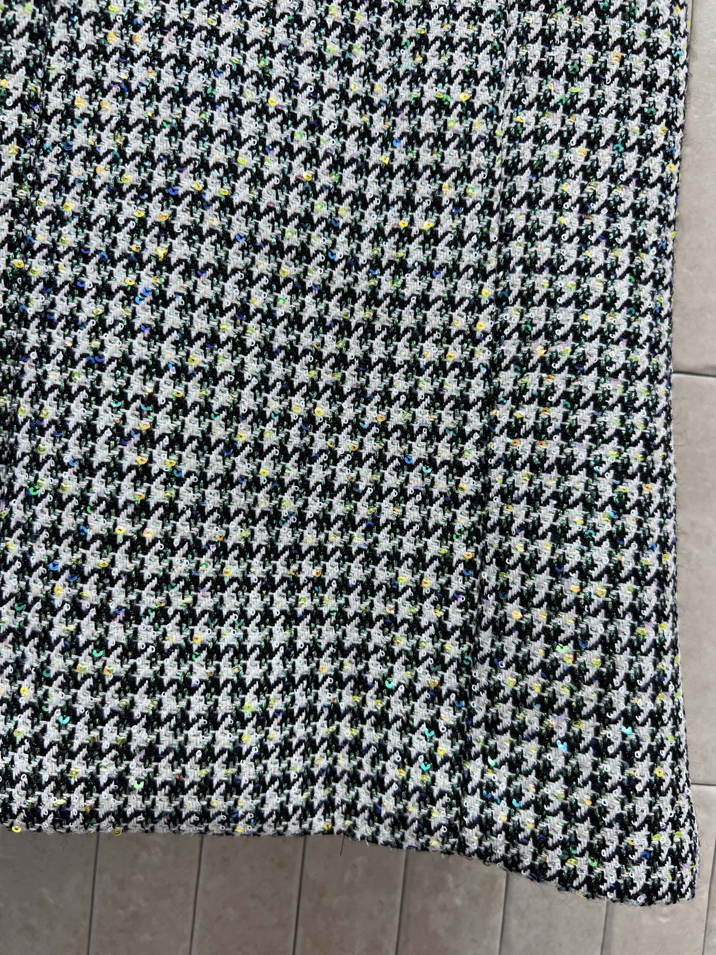 26春夏新款 绿色千鸟格羊毛无袖连衣裙 经典千鸟格粗花呢编织 羊毛呢材质 优雅复古气质满分 粗花呢面料 