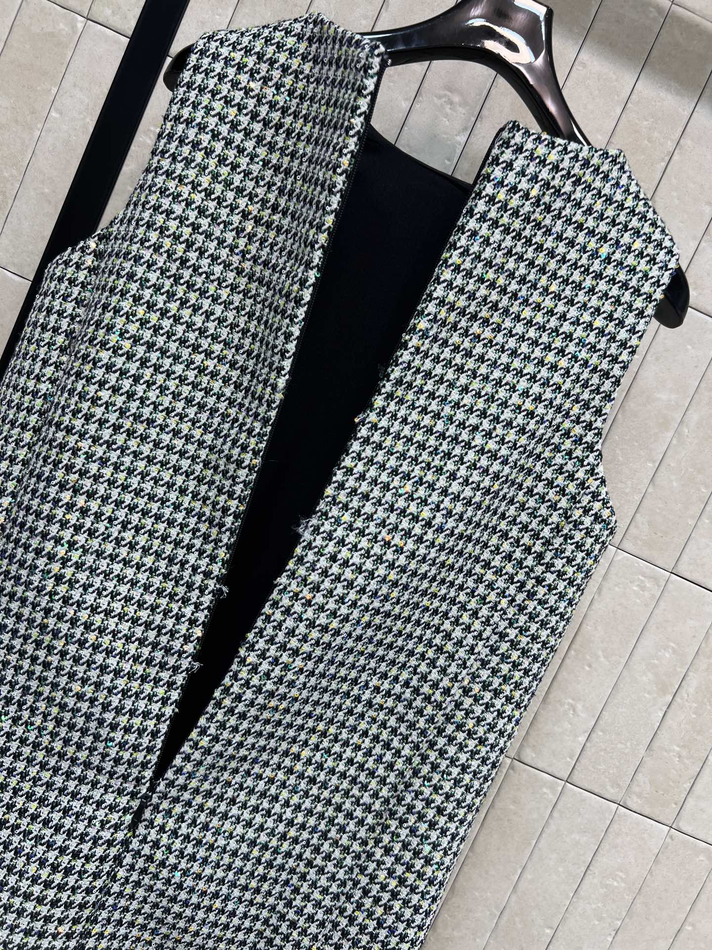 26春夏新款 绿色千鸟格羊毛无袖连衣裙 经典千鸟格粗花呢编织 羊毛呢材质 优雅复古气质满分 粗花呢面料 