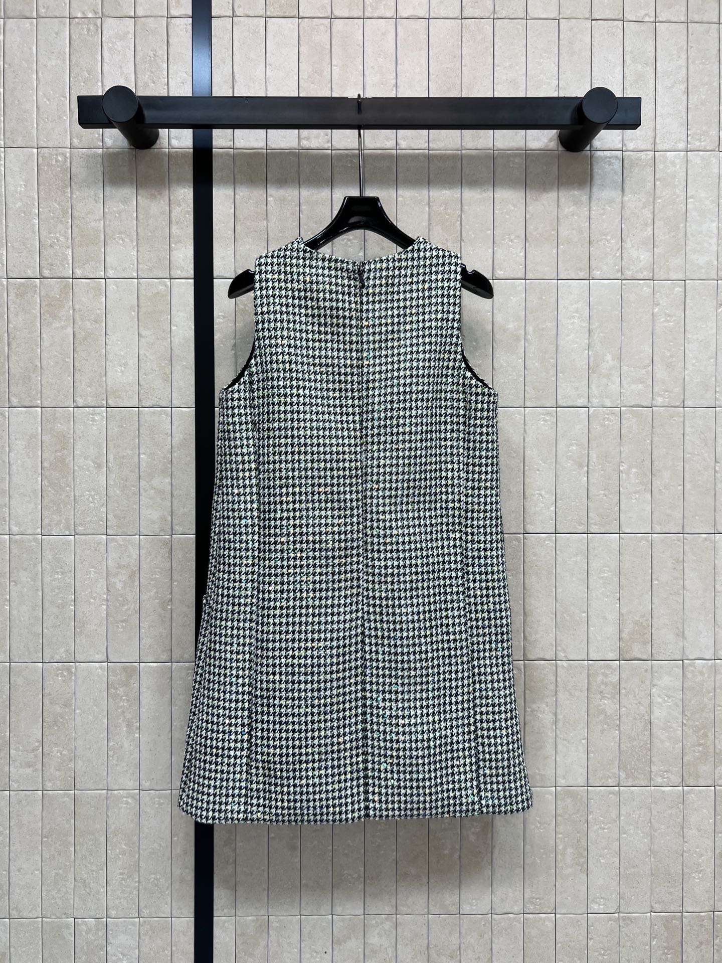 26春夏新款 绿色千鸟格羊毛无袖连衣裙 经典千鸟格粗花呢编织 羊毛呢材质 优雅复古气质满分 粗花呢面料 