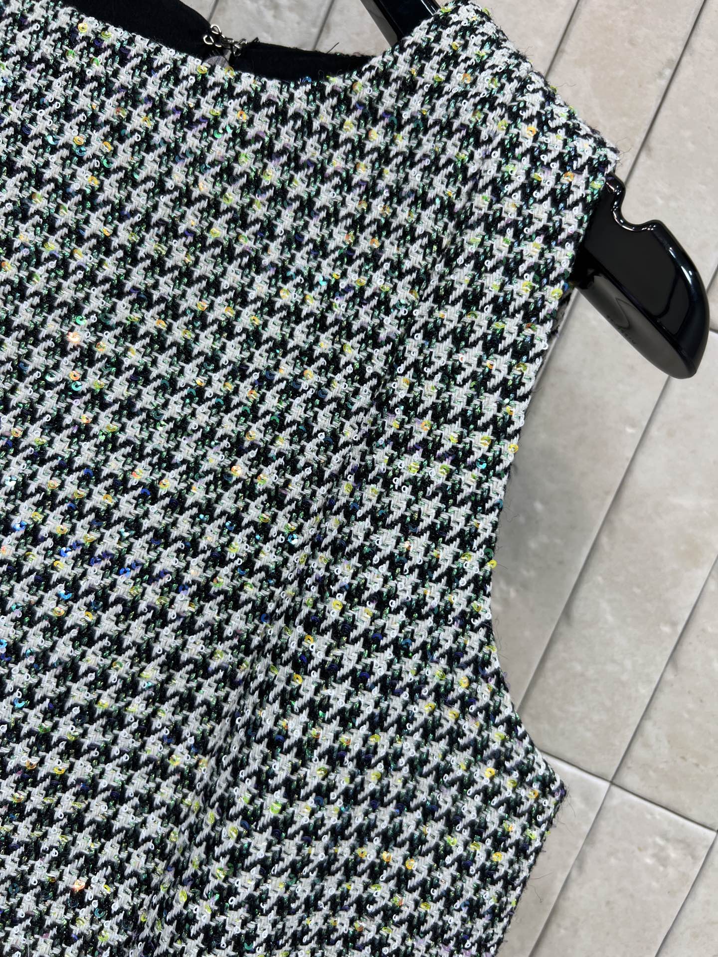 26春夏新款 绿色千鸟格羊毛无袖连衣裙 经典千鸟格粗花呢编织 羊毛呢材质 优雅复古气质满分 粗花呢面料 