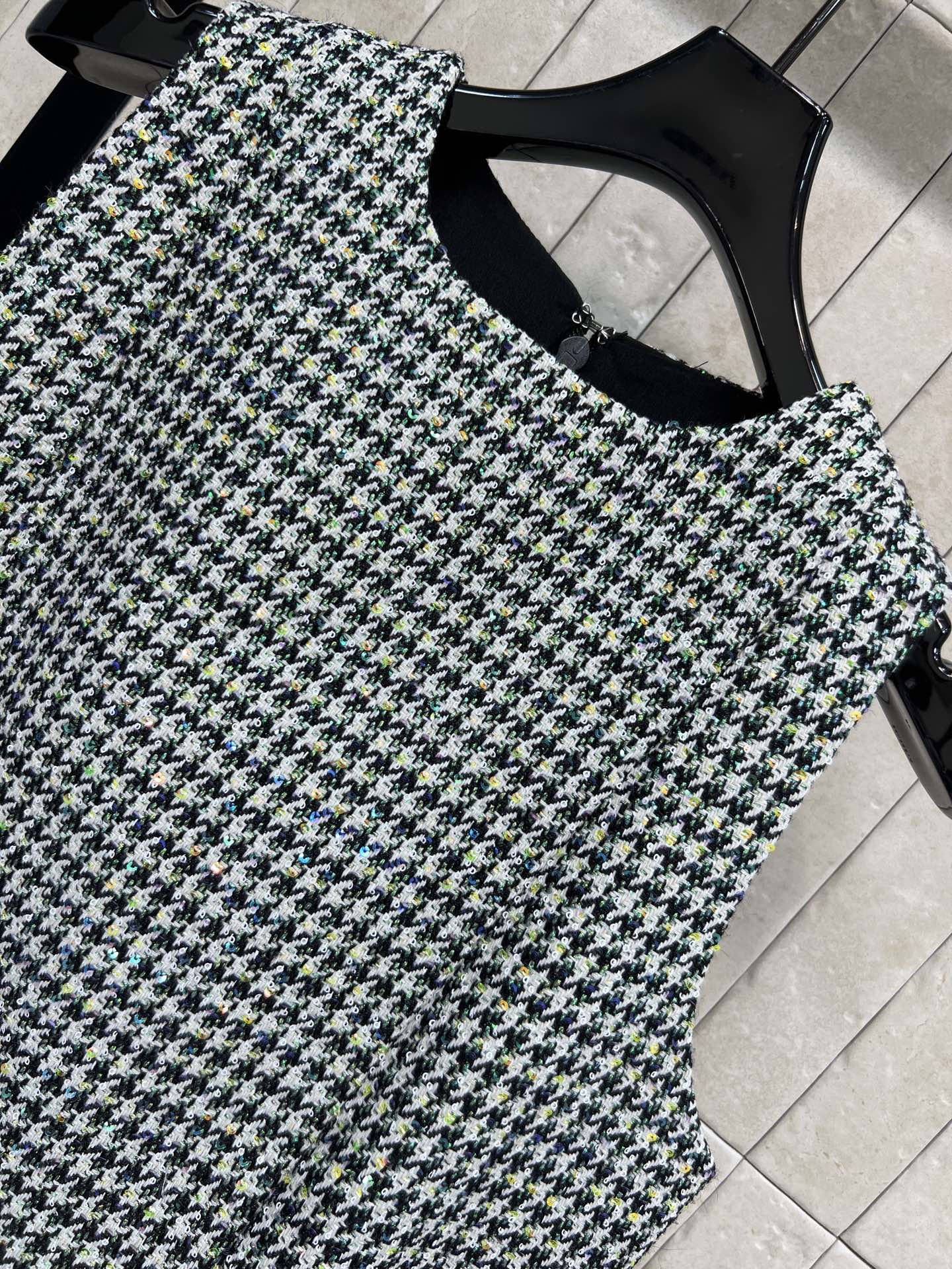 26春夏新款 绿色千鸟格羊毛无袖连衣裙 经典千鸟格粗花呢编织 羊毛呢材质 优雅复古气质满分 粗花呢面料 