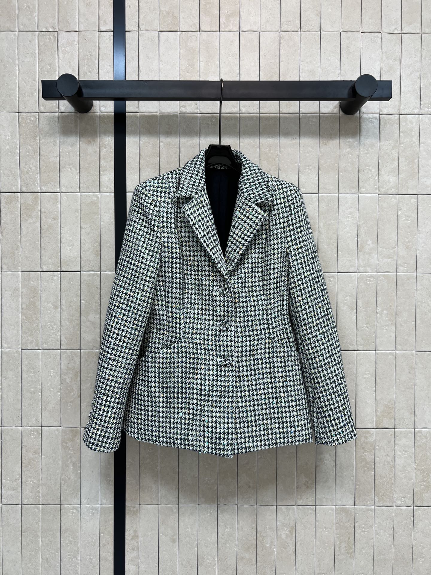 NO:740278,26 new spring and summer style green houndstooth wool suit jacket, classic houndstooth tweed weaving, wool material, full of British retro style, tweed fabric texture is high-end and warm, single row three buttons + lapel design, neat tailoring, suitable for commuting, business or casual occasions. Pair with black turtleneck sweater or trousers to easily create a smart temperament. Wear high-end in early spring. One color and three sizes. Size/S-M-L,,jackets &  coats, sweaters, business suits,1986090926春夏新款 绿色千鸟格羊毛西装外套 经典千鸟格粗花呢编织 羊毛呢材质 英伦复古风满满 粗花呢面料质感高级又保暖产 单排三粒扣+翻领设计 剪裁利落 适合通勤、商务或休闲场合穿搭 搭配黑色高领毛衣或西裤 轻松打造干练气质 早春季节穿出高级感一色三码 Size/S-M-L,,jackets & coats,sweaters,business suit,,Women's clothing