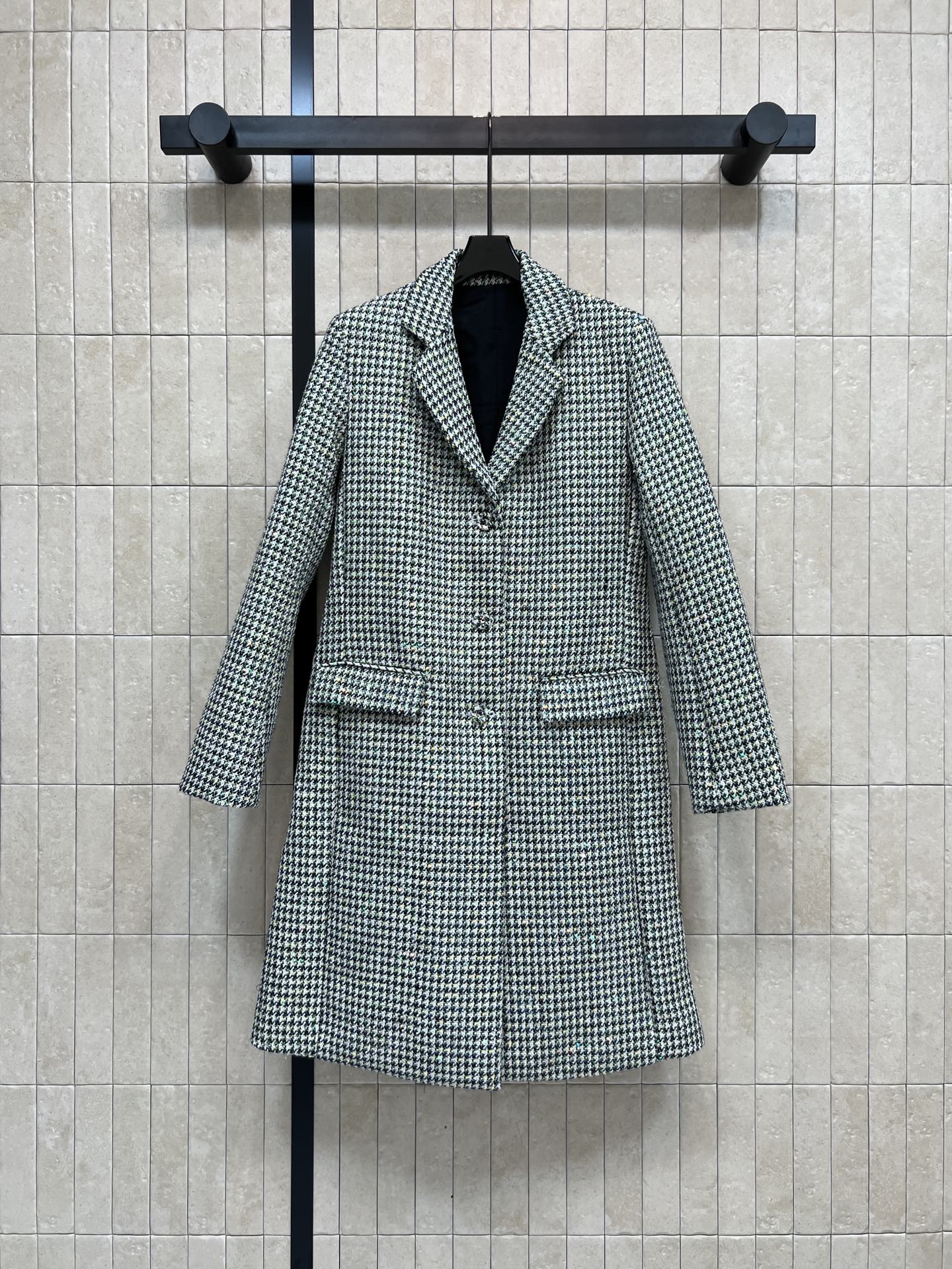 NO:740284,26 spring and summer new style green houndstooth wool coat, classic houndstooth tweed weaving, wool material, warm and high-end, medium-sized design, easy to manage in daily commuting, modifying body lines, slimming and elegant, houndstooth elements are retro and versatile, great for layering or wearing alone in autumn and winter, easily create American or Korean style, essential and practical item for autumn and winter wardrobe!  One color, three sizes Size/S-M-L,,1986090926春夏新款 绿色千鸟格羊毛大衣 经典千鸟格粗花呢编织 羊毛呢材质 保暖又高级 中款设计 通勤日常都能轻松驾驭 修饰身材线条 显瘦又有气质 千鸟格元素复古百搭 秋冬叠穿或单穿都很出彩 轻松打造美式或韩系风格 秋冬衣橱必备实用单品！一色三码 Size/S-M-L,,,Women's clothing