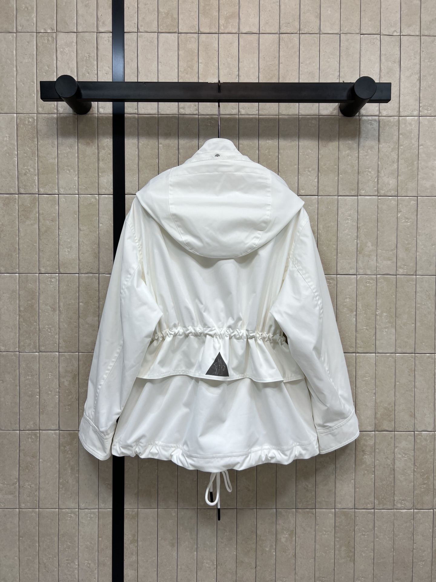 MO家 26春夏新款 工装风抽绳收腰连帽夹克 防泼水面料 简约又有细节感！可拆卸连帽+抽绳收腰设计 修饰