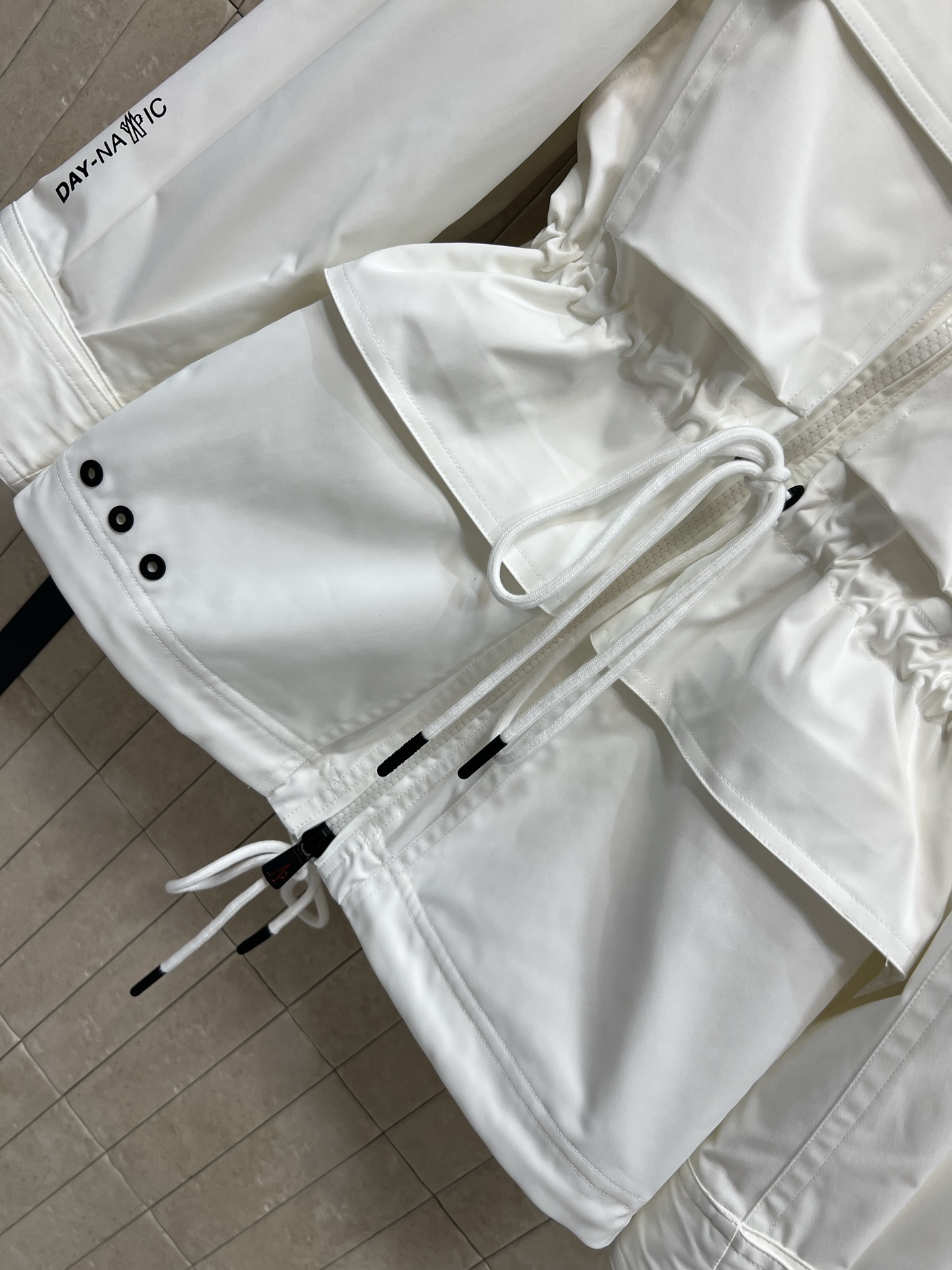 MO家 26春夏新款 工装风抽绳收腰连帽夹克 防泼水面料 简约又有细节感！可拆卸连帽+抽绳收腰设计 修饰