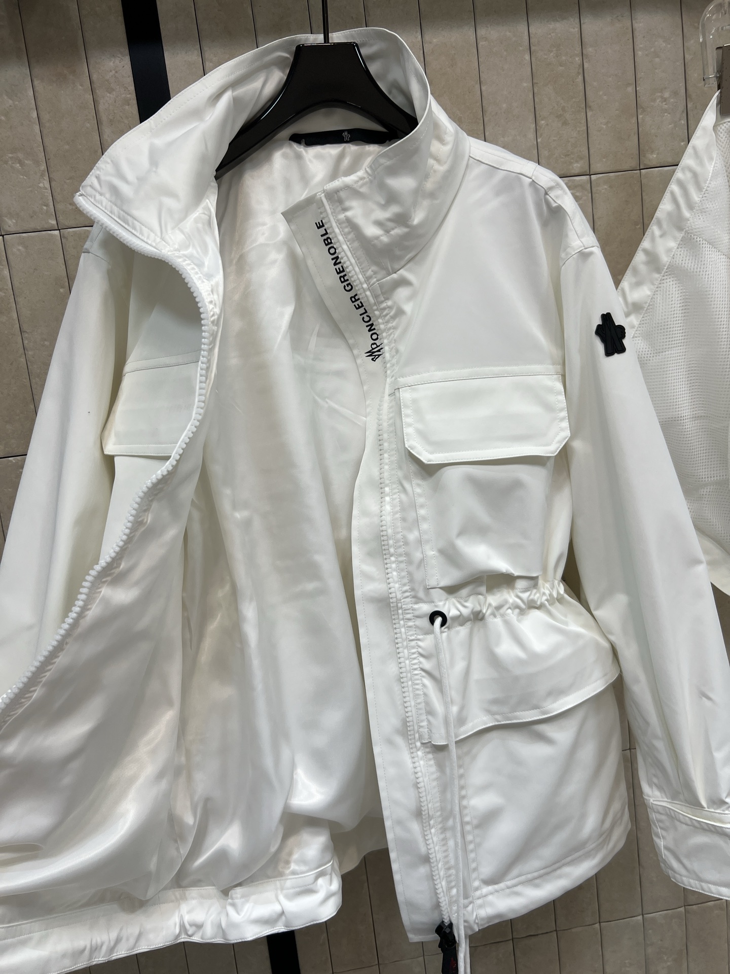 MO家 26春夏新款 工装风抽绳收腰连帽夹克 防泼水面料 简约又有细节感！可拆卸连帽+抽绳收腰设计 修饰