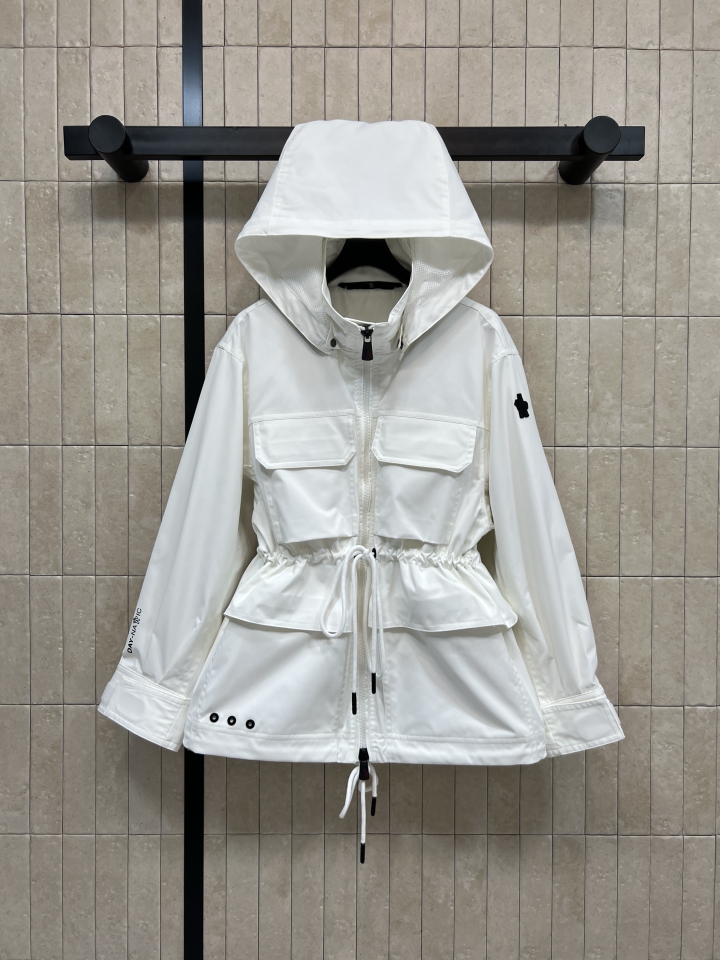 NO:740670,MO Home's 26 spring and summer new work style drawstring waist hooded jacket, water-repellent fabric, simple and detailed!  Detachable hood + drawstring waist design. Modify the body shape and is very practical. Multi-pocket workwear style. Perfect storage capacity. Adjustable snap buttons on the cuffs. Just perfect for spring and autumn ~ versatile in black and white. Can be easily used for commuting, outdoor, and leisure. Fashionable and practical. Easily create an urban functional look!  Two colors and three sizes Size/S-M-L,,jackets & coats,hats,19860909MO家 26春夏新款 工装风抽绳收腰连帽夹克 防泼水面料 简约又有细节感！可拆卸连帽+抽绳收腰设计 修饰身形还超实用 多口袋工装风 收纳力满分 袖口按扣可调节 春秋穿刚刚好~黑白色百搭 通勤、户外、休闲都能轻松驾驭 时尚又实用 轻松打造都市机能风look！两色三码 Size/S-M-L,,jackets & coats,hats,,Women's clothing