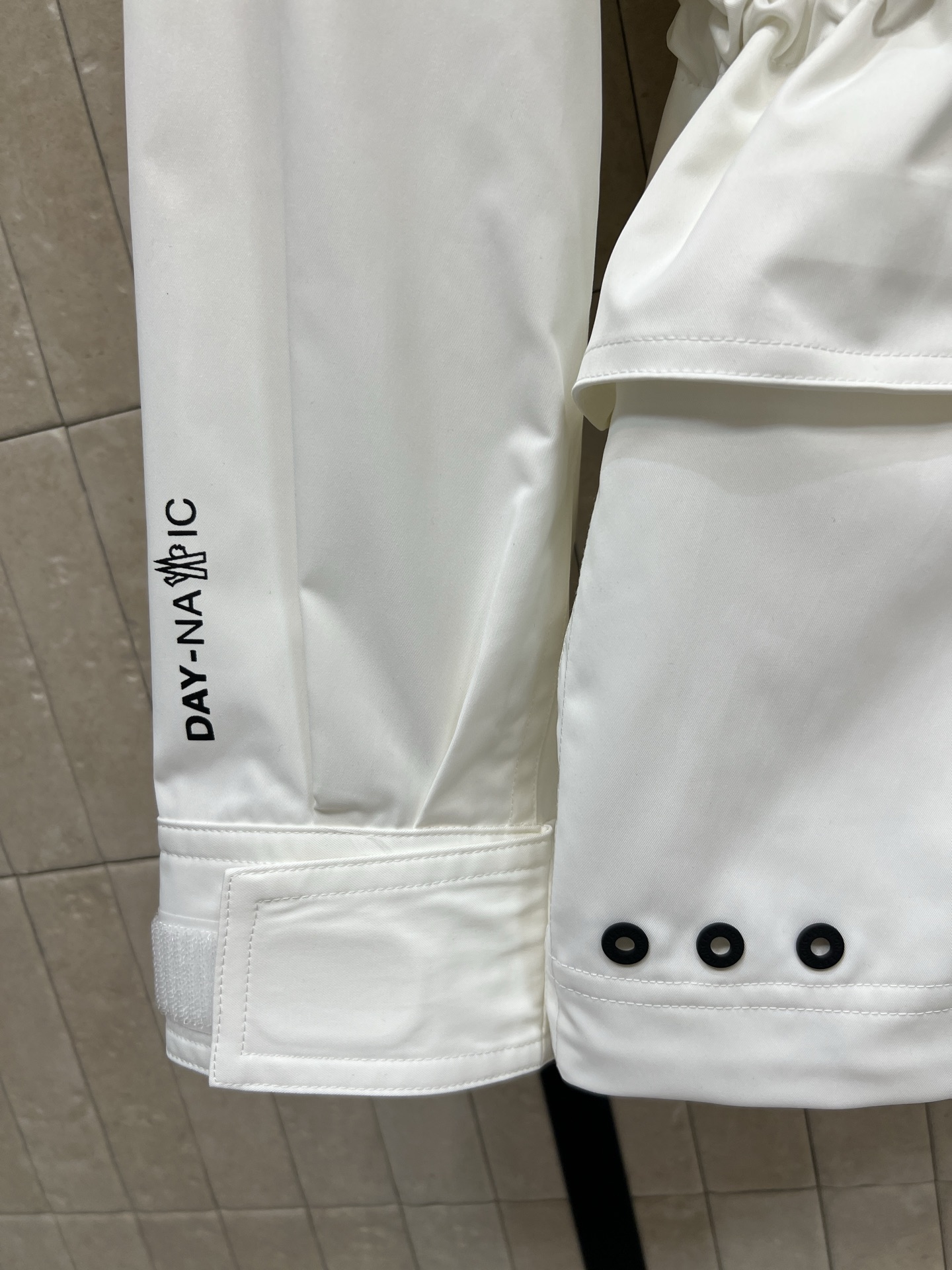 MO家 26春夏新款 工装风抽绳收腰连帽夹克 防泼水面料 简约又有细节感！可拆卸连帽+抽绳收腰设计 修饰