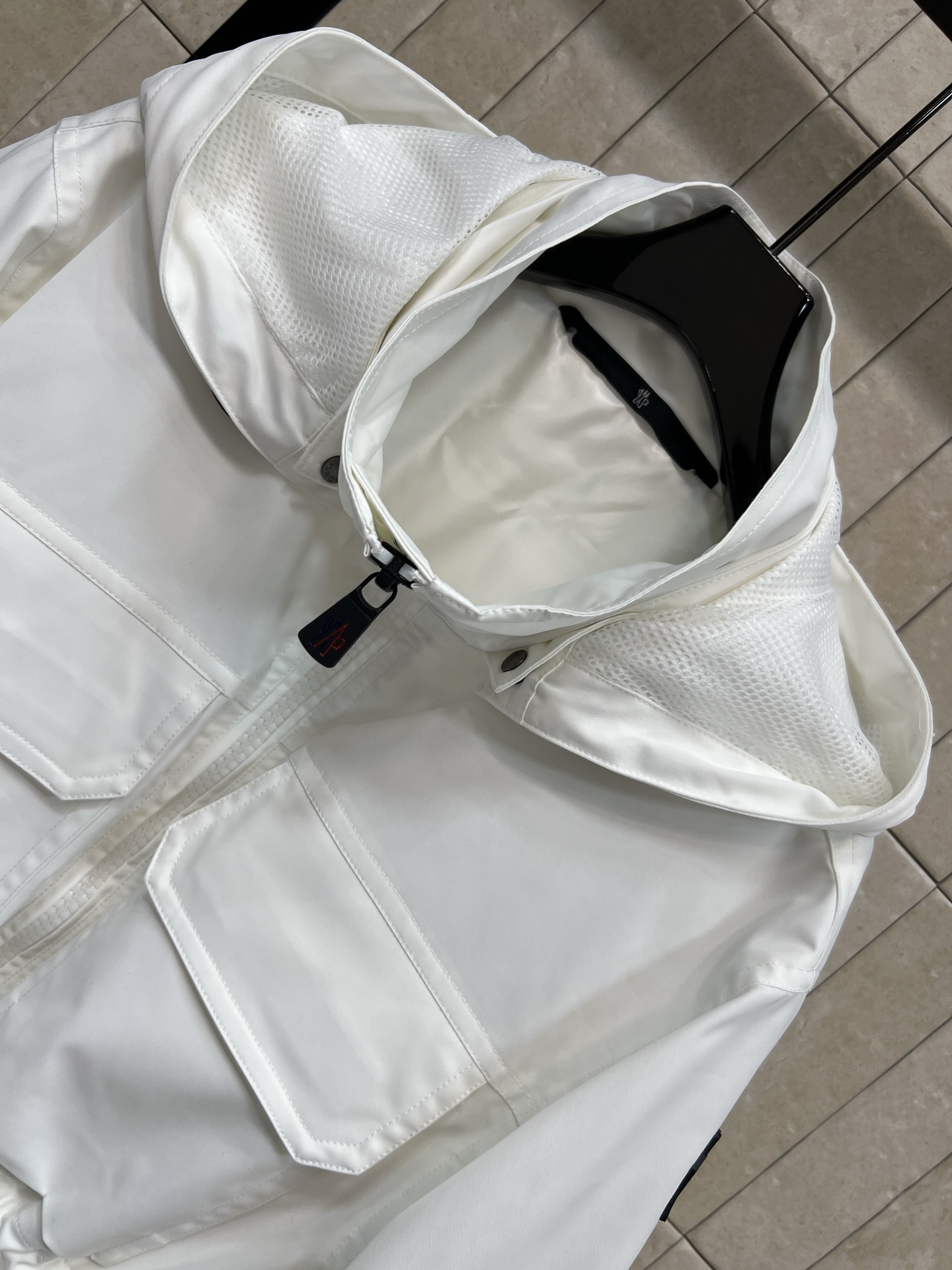 MO家 26春夏新款 工装风抽绳收腰连帽夹克 防泼水面料 简约又有细节感！可拆卸连帽+抽绳收腰设计 修饰