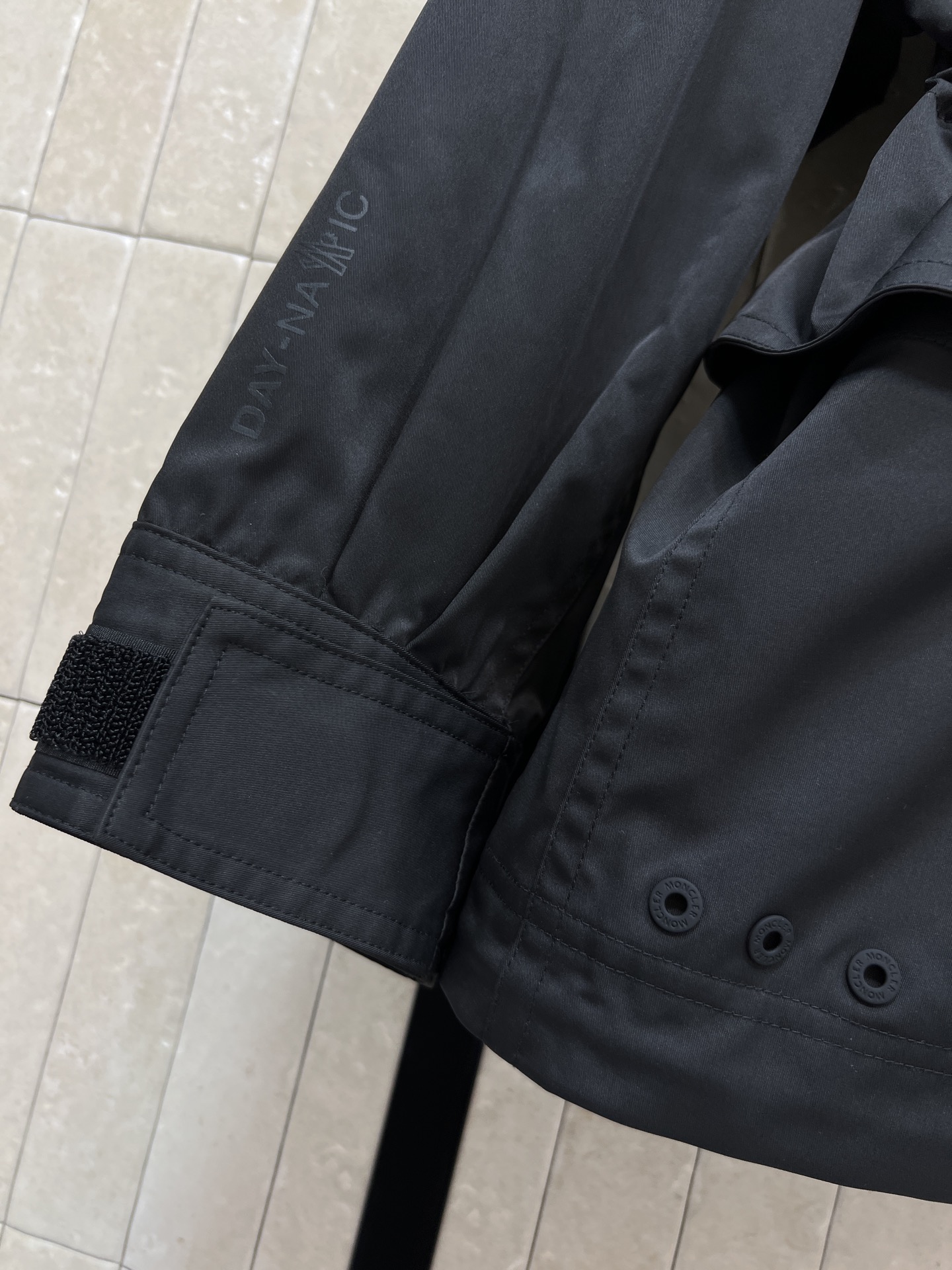 MO家 26春夏新款 工装风抽绳收腰连帽夹克 防泼水面料 简约又有细节感！可拆卸连帽+抽绳收腰设计 修饰