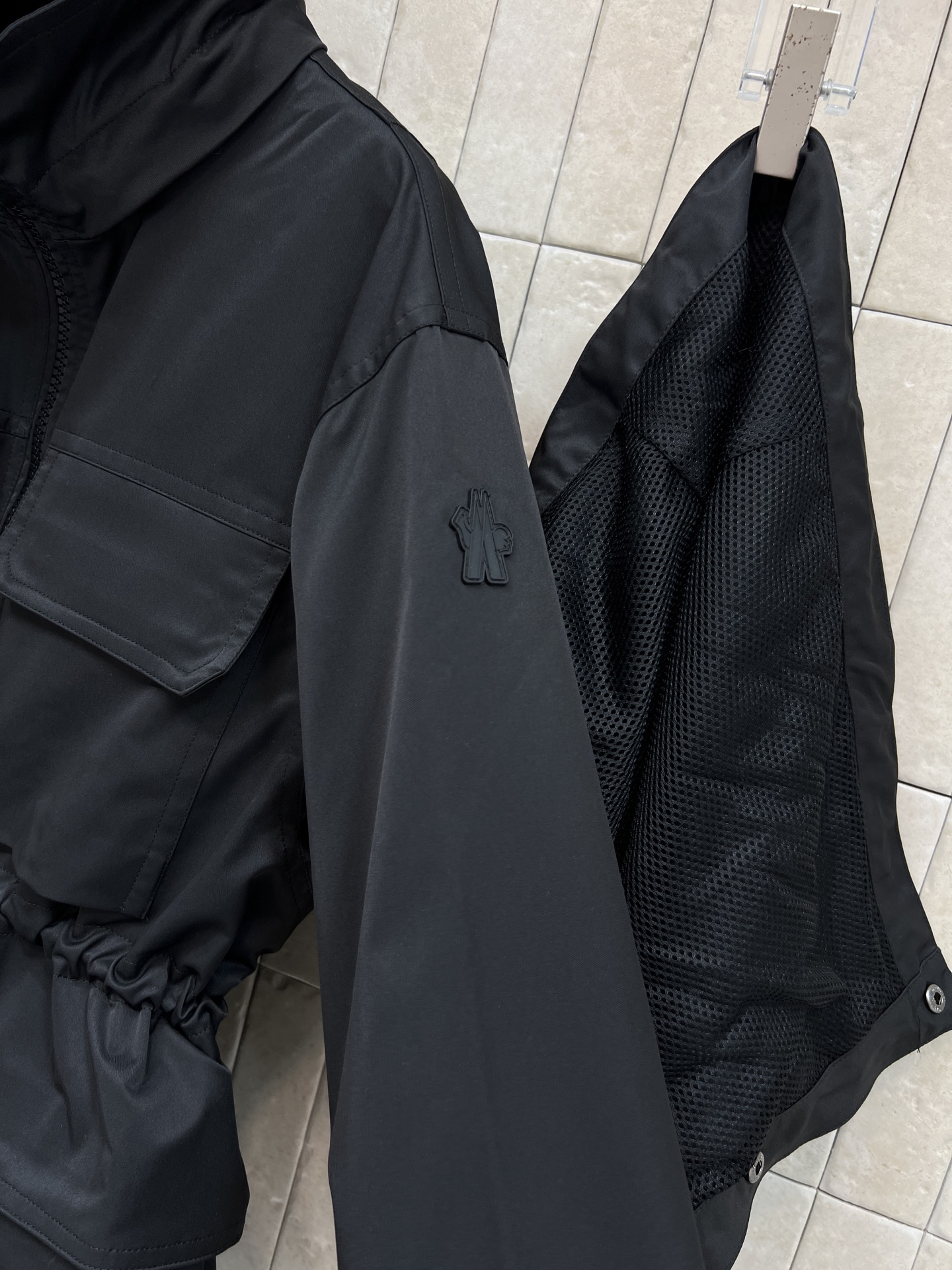 MO家 26春夏新款 工装风抽绳收腰连帽夹克 防泼水面料 简约又有细节感！可拆卸连帽+抽绳收腰设计 修饰