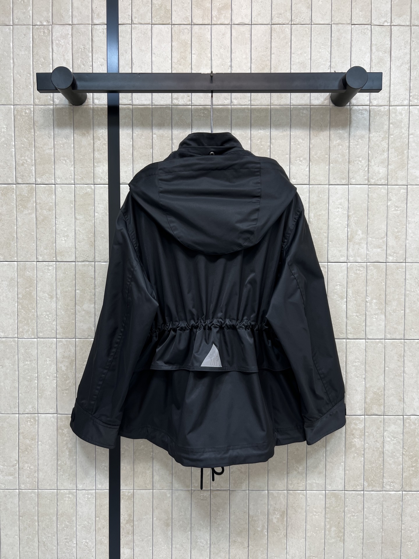 MO家 26春夏新款 工装风抽绳收腰连帽夹克 防泼水面料 简约又有细节感！可拆卸连帽+抽绳收腰设计 修饰