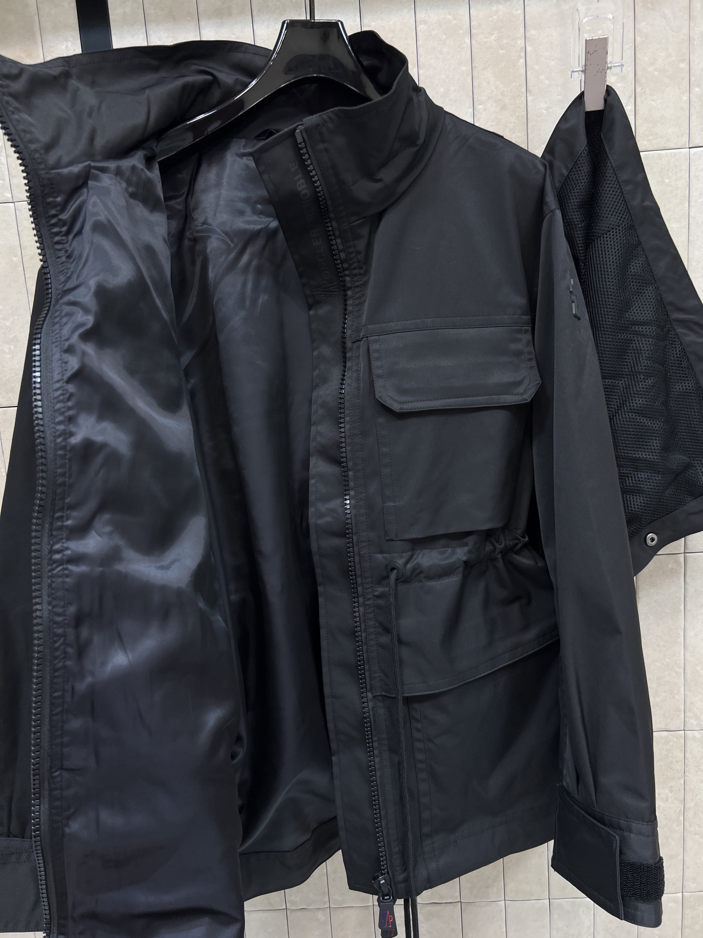 MO家 26春夏新款 工装风抽绳收腰连帽夹克 防泼水面料 简约又有细节感！可拆卸连帽+抽绳收腰设计 修饰