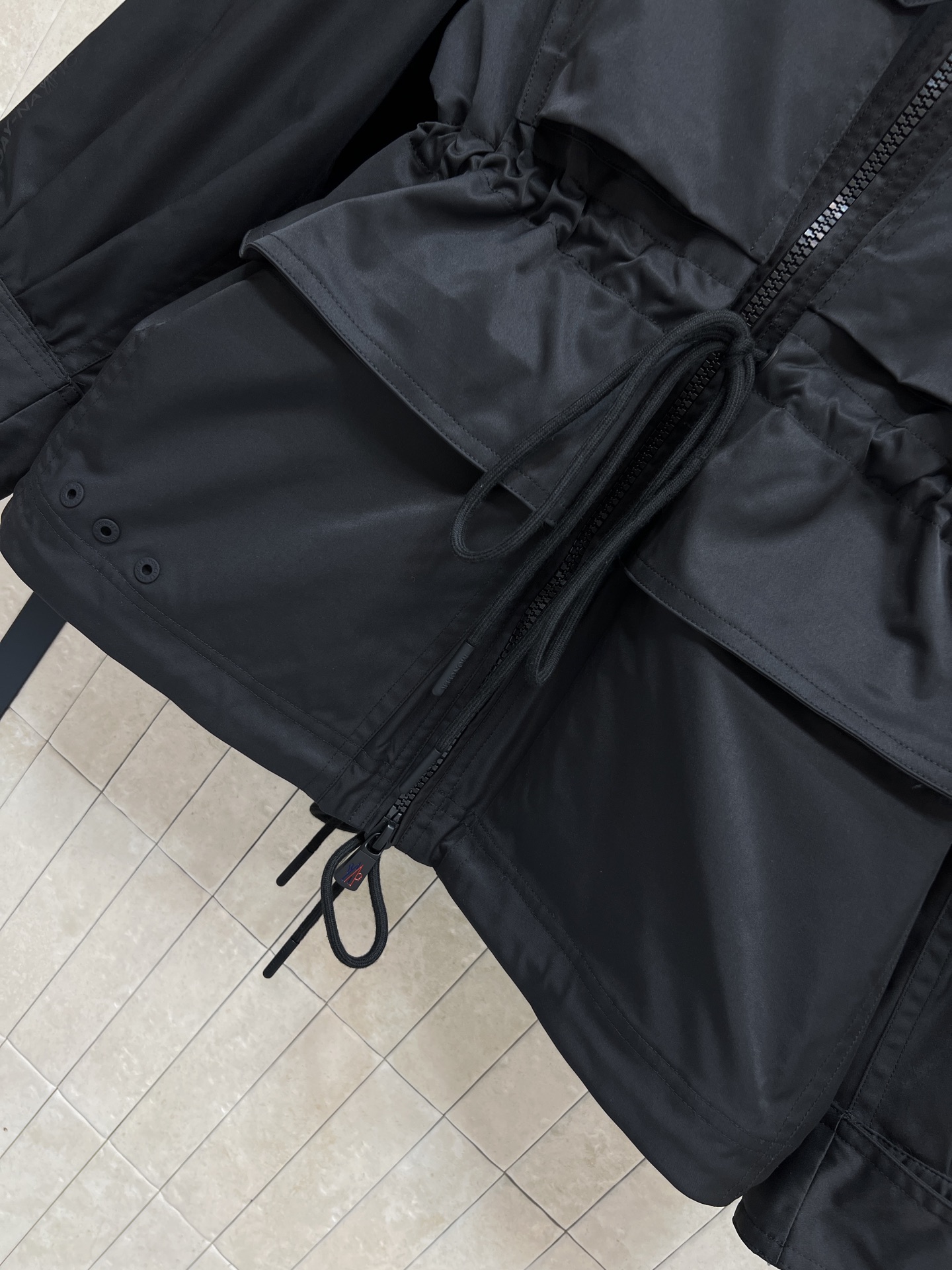 MO家 26春夏新款 工装风抽绳收腰连帽夹克 防泼水面料 简约又有细节感！可拆卸连帽+抽绳收腰设计 修饰