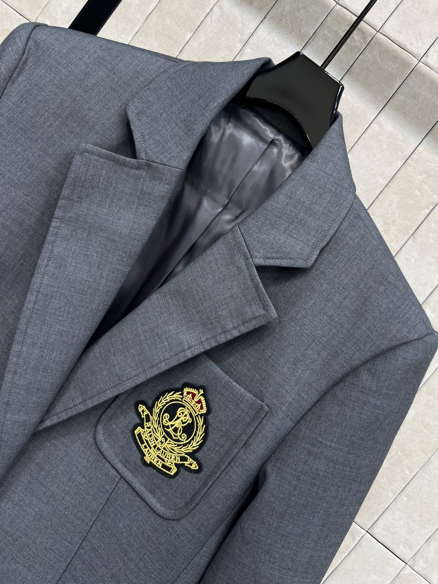 26春夏新款 学院风灰色西装外套 胸前金色刺绣徽章+金色纽扣 复古精致感满满～ 修身版型 肩宽胸围比例合