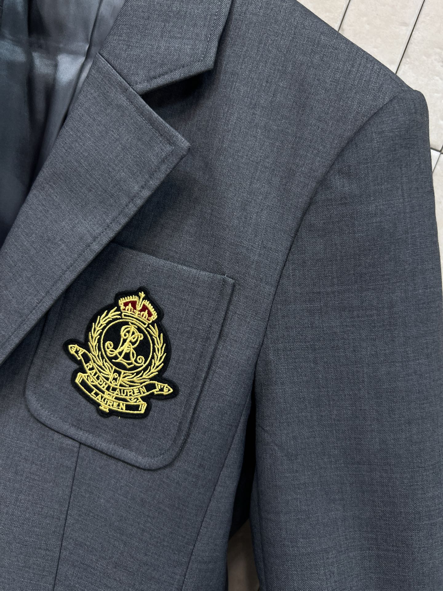 26春夏新款 学院风灰色西装外套 胸前金色刺绣徽章+金色纽扣 复古精致感满满～ 修身版型 肩宽胸围比例合