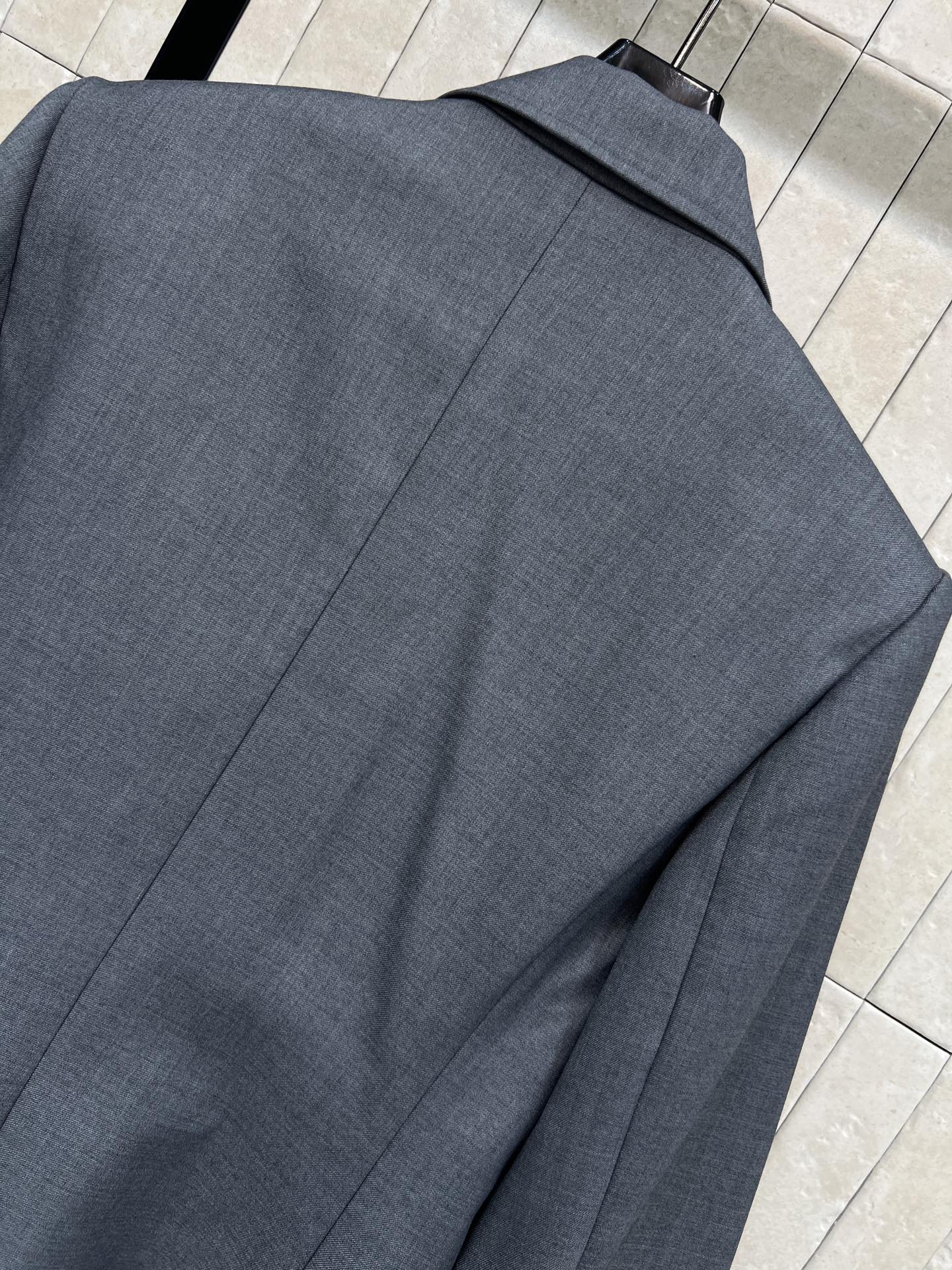 26春夏新款 学院风灰色西装外套 胸前金色刺绣徽章+金色纽扣 复古精致感满满～ 修身版型 肩宽胸围比例合