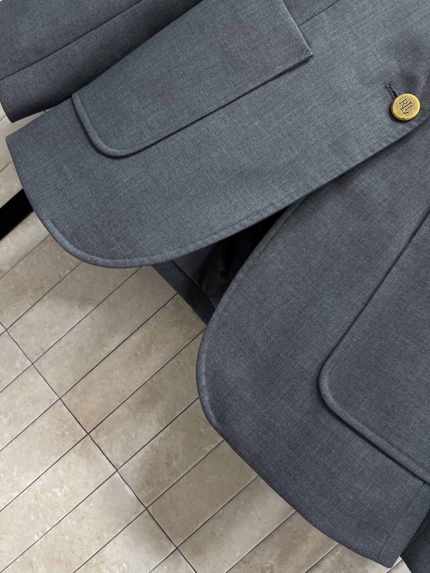 26春夏新款 学院风灰色西装外套 胸前金色刺绣徽章+金色纽扣 复古精致感满满～ 修身版型 肩宽胸围比例合