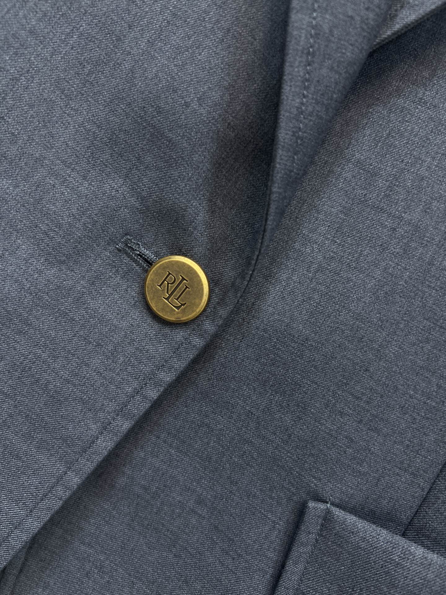 26春夏新款 学院风灰色西装外套 胸前金色刺绣徽章+金色纽扣 复古精致感满满～ 修身版型 肩宽胸围比例合