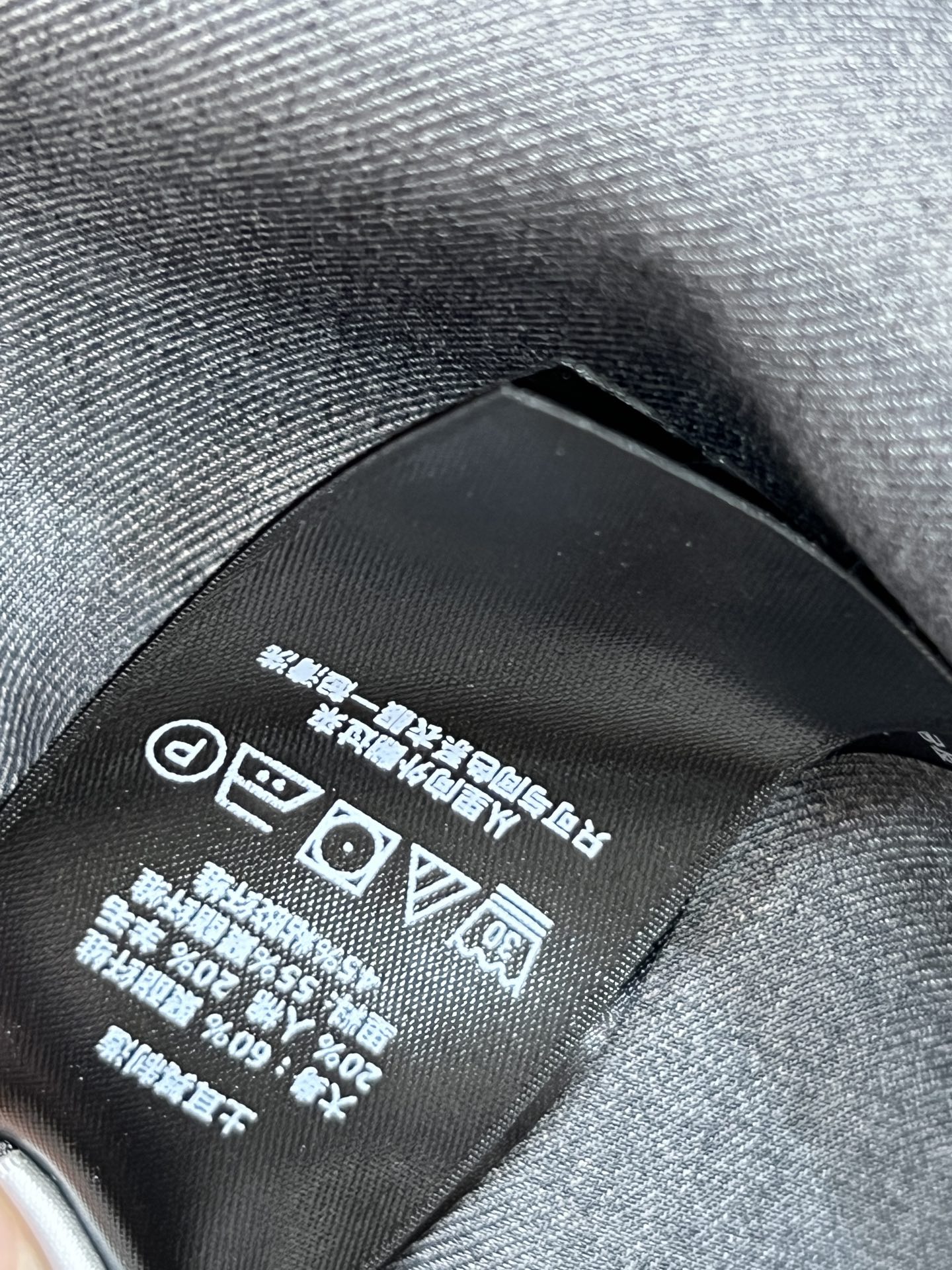 26春夏新款 学院风灰色西装外套 胸前金色刺绣徽章+金色纽扣 复古精致感满满～ 修身版型 肩宽胸围比例合