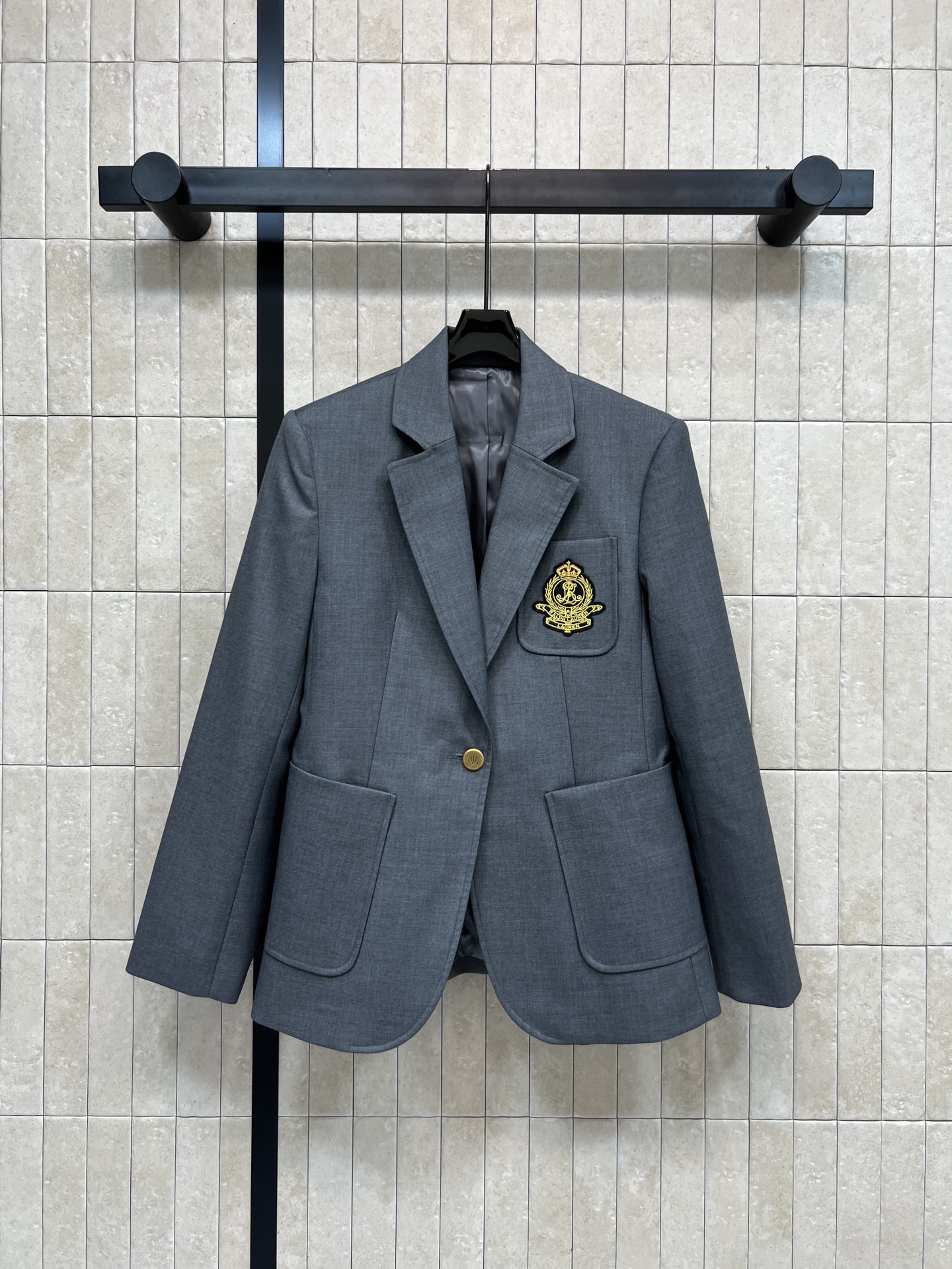 NO:740678,26 spring and summer new style, college-style gray suit jacket with gold embroidered badge on the chest + gold buttons, full of retro sophistication~ Slim fit, suitable shoulder width and bust ratio, very stylish for daily commuting, campus wear or taking photos. Gray and black are low-key and versatile, easy to match with shirts, pleated skirts or jeans, and directly enhance the college-style atmosphere!  Two colors and three sizes Size/S-M-L,,skirts,jeans,jackets & coats,shirts,business suit,1986090926春夏新款 学院风灰色西装外套 胸前金色刺绣徽章+金色纽扣 复古精致感满满～ 修身版型 肩宽胸围比例合适 日常通勤、校园穿搭或拍照都很出片尚 灰色黑色低调百搭 轻松搭配衬衫、百褶裙或牛仔裤 学院风氛围感直接拉满！两色三码 Size/S-M-L,,skirts,jeans,jackets & coats,shirts,business suit,,Women's clothing