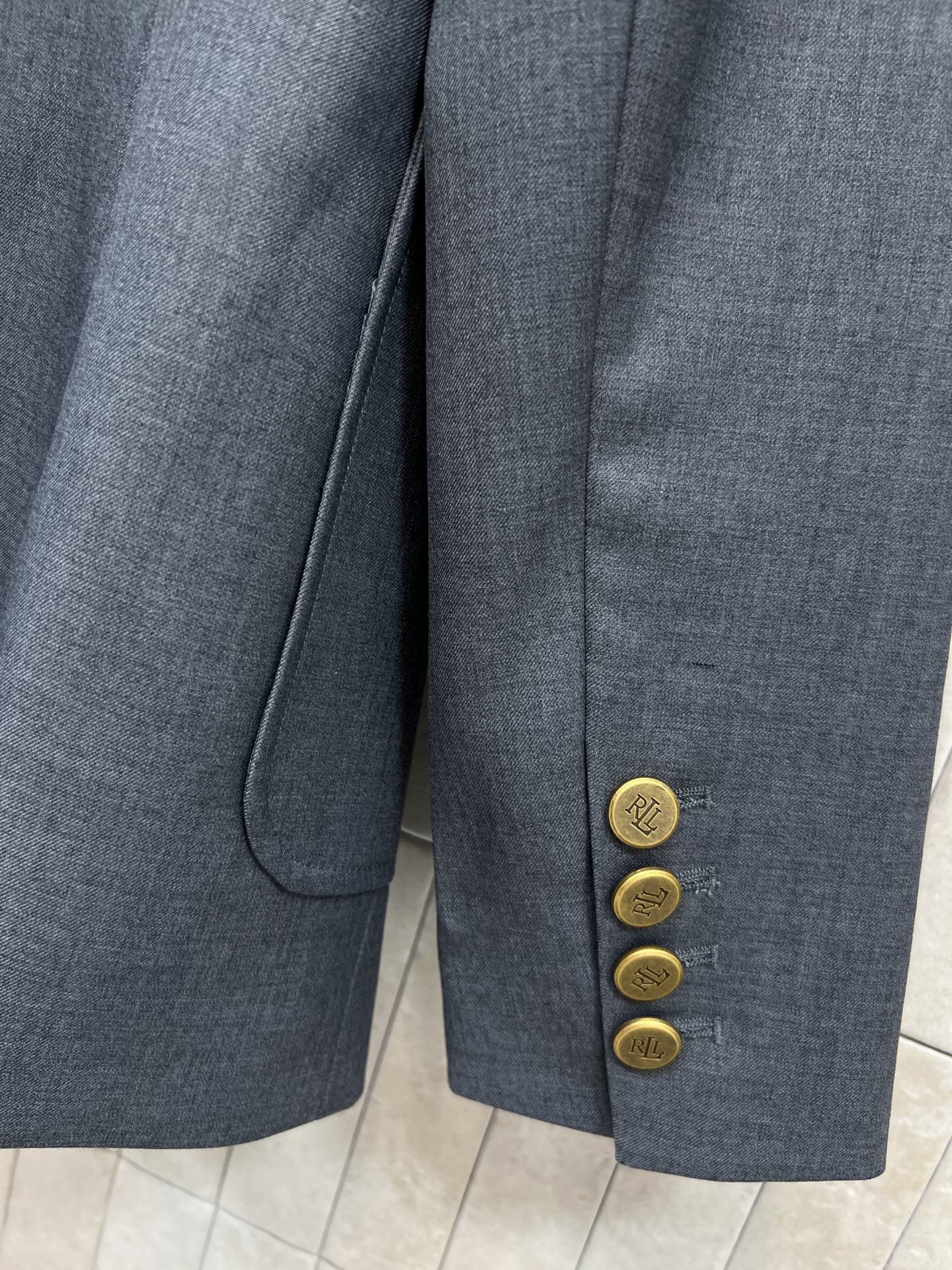 26春夏新款 学院风灰色西装外套 胸前金色刺绣徽章+金色纽扣 复古精致感满满～ 修身版型 肩宽胸围比例合