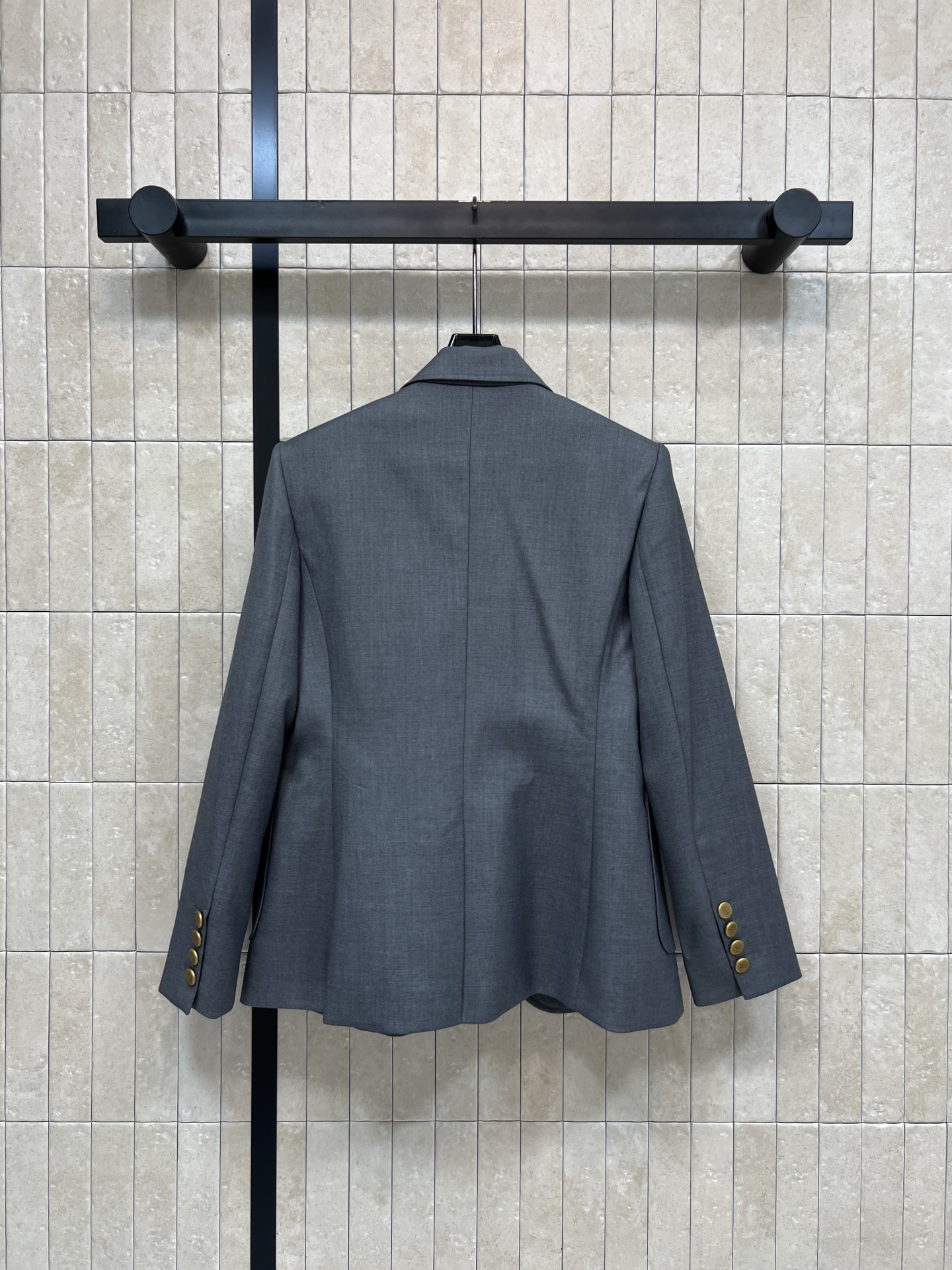 26春夏新款 学院风灰色西装外套 胸前金色刺绣徽章+金色纽扣 复古精致感满满～ 修身版型 肩宽胸围比例合