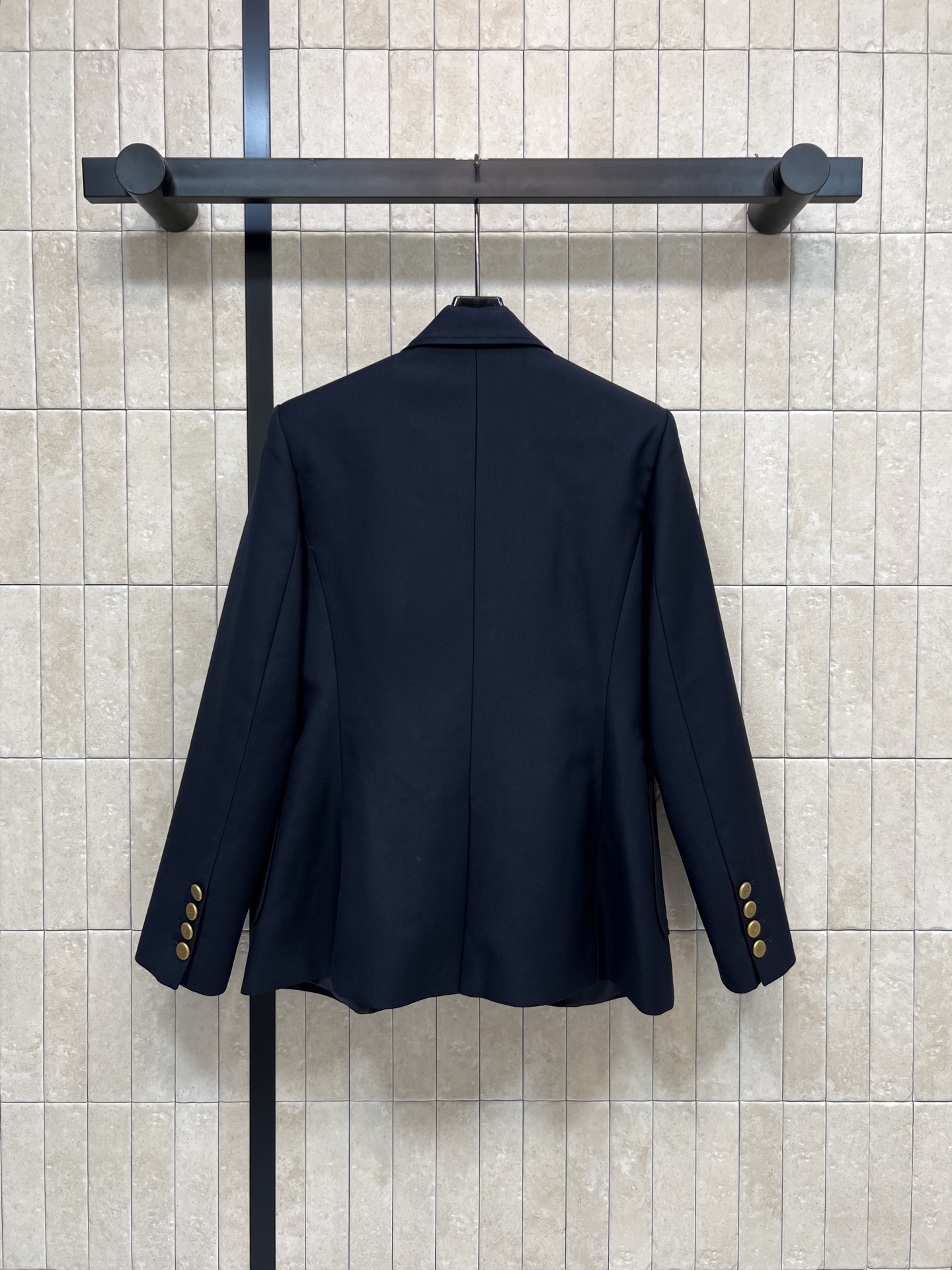 26春夏新款 学院风灰色西装外套 胸前金色刺绣徽章+金色纽扣 复古精致感满满～ 修身版型 肩宽胸围比例合