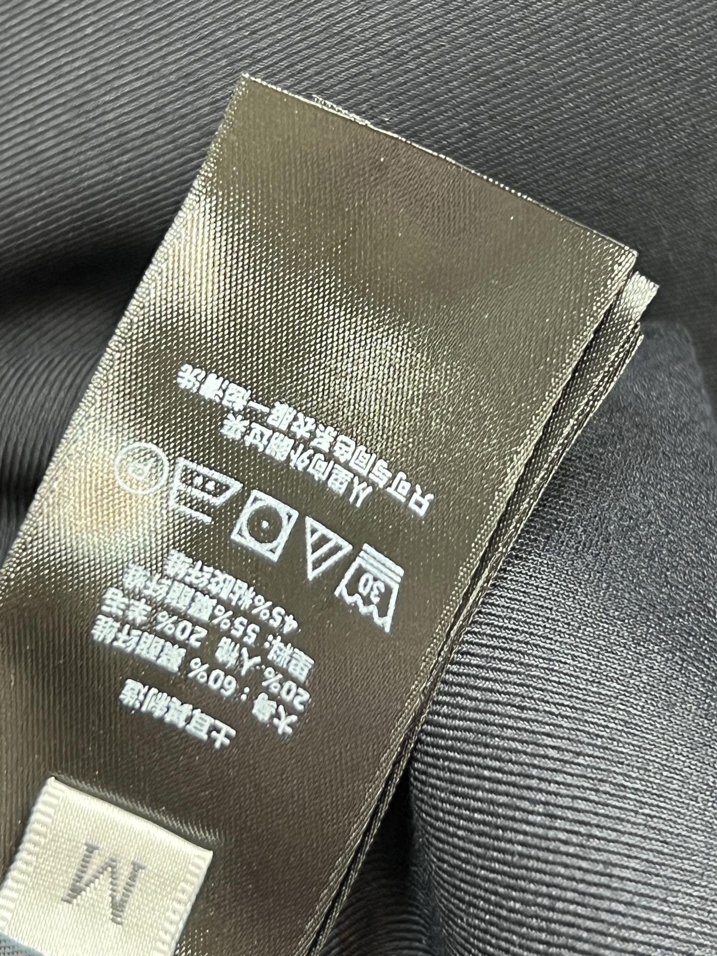 26春夏新款 学院风灰色西装外套 胸前金色刺绣徽章+金色纽扣 复古精致感满满～ 修身版型 肩宽胸围比例合