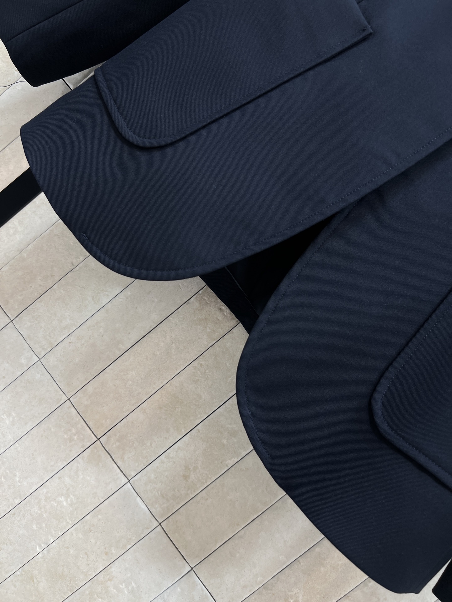 26春夏新款 学院风灰色西装外套 胸前金色刺绣徽章+金色纽扣 复古精致感满满～ 修身版型 肩宽胸围比例合