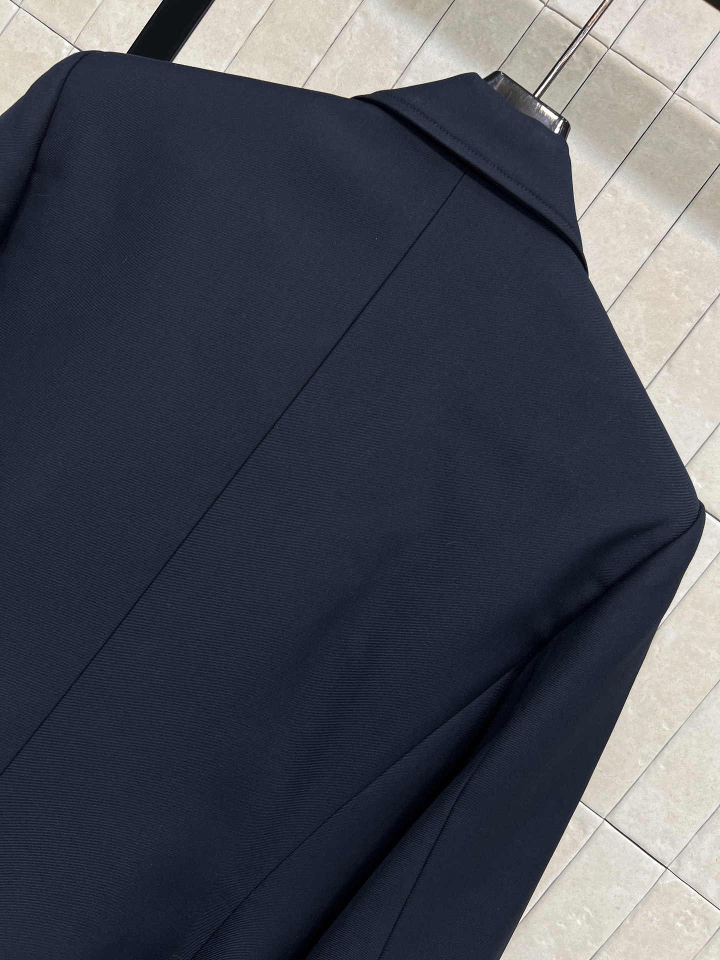 26春夏新款 学院风灰色西装外套 胸前金色刺绣徽章+金色纽扣 复古精致感满满～ 修身版型 肩宽胸围比例合