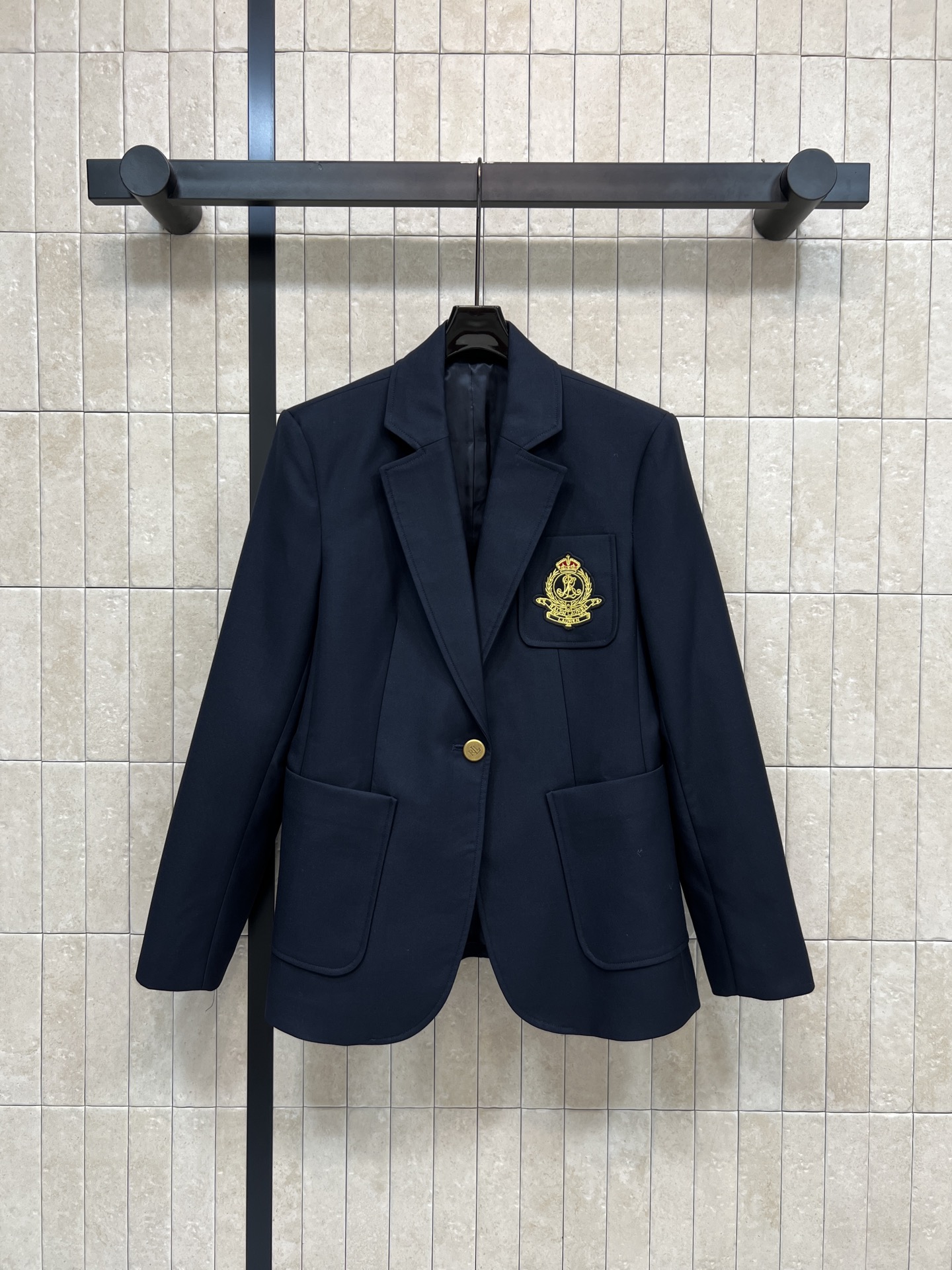 NO:740680,26 spring and summer new style, college-style gray suit jacket with gold embroidered badge on the chest + gold buttons, full of retro sophistication~ Slim fit, suitable shoulder width and bust ratio, very stylish for daily commuting, campus wear or taking photos. Gray and black are low-key and versatile, easy to match with shirts, pleated skirts or jeans, and directly enhance the college-style atmosphere!  Two colors and three sizes Size/S-M-L,,skirts,jeans,jackets & coats,shirts,business suit,1986090926春夏新款 学院风灰色西装外套 胸前金色刺绣徽章+金色纽扣 复古精致感满满～ 修身版型 肩宽胸围比例合适 日常通勤、校园穿搭或拍照都很出片尚 灰色黑色低调百搭 轻松搭配衬衫、百褶裙或牛仔裤 学院风氛围感直接拉满！两色三码 Size/S-M-L,,skirts,jeans,jackets & coats,shirts,business suit,,Women's clothing