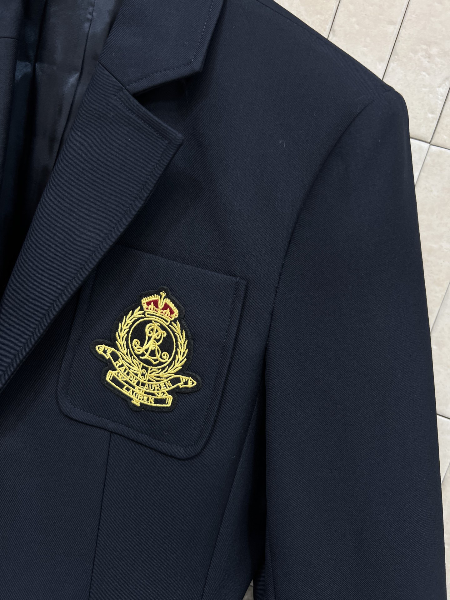 26春夏新款 学院风灰色西装外套 胸前金色刺绣徽章+金色纽扣 复古精致感满满～ 修身版型 肩宽胸围比例合