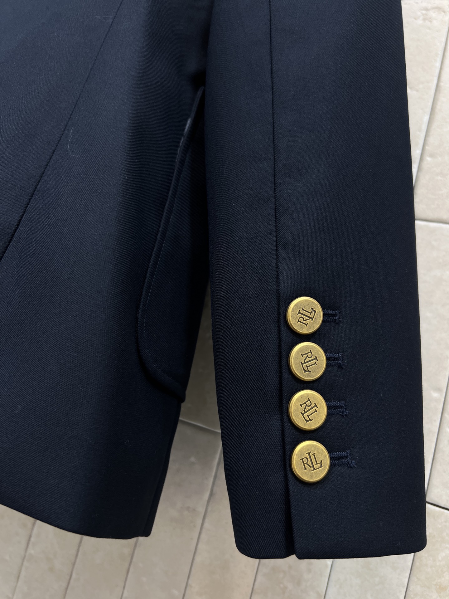 26春夏新款 学院风灰色西装外套 胸前金色刺绣徽章+金色纽扣 复古精致感满满～ 修身版型 肩宽胸围比例合