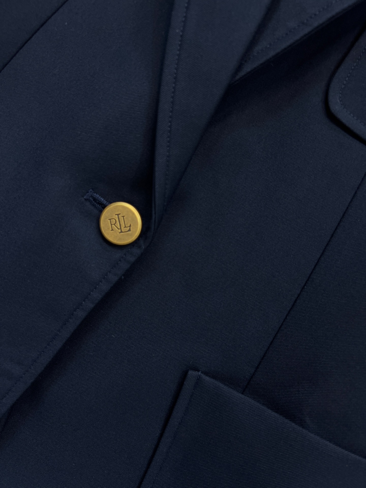 26春夏新款 学院风灰色西装外套 胸前金色刺绣徽章+金色纽扣 复古精致感满满～ 修身版型 肩宽胸围比例合