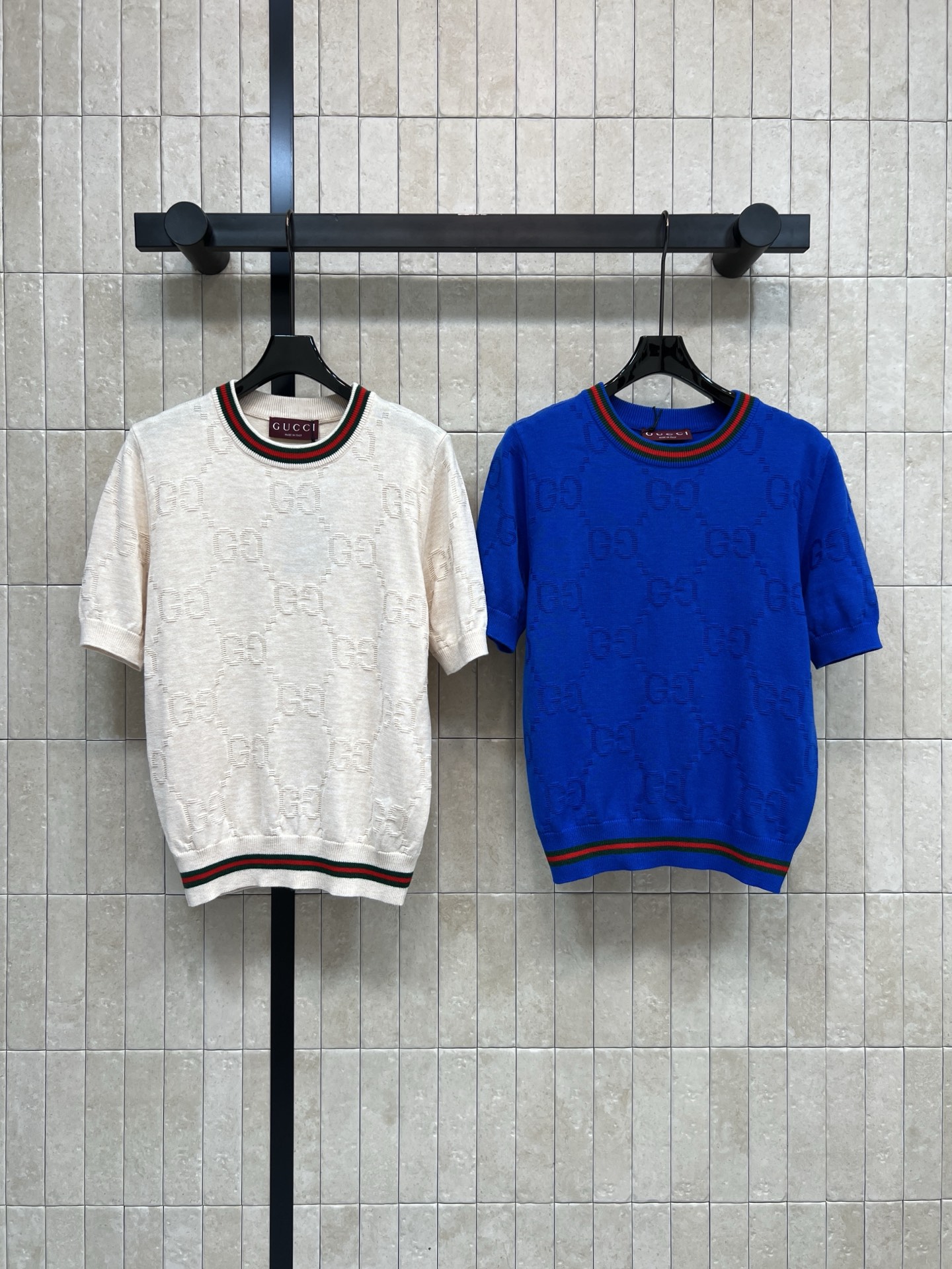 NO:740686,G Home's 26 spring and summer new style GG jacquard wool knitted short-sleeves. Made of wool. Soft and comfortable. Super friendly for daily wear. Classic double G jacquard + red and green striped collar and hem. Perfect brand recognition!  It's great to wear alone or layered in spring and summer. It's easy to create a high-end look. The cut is loose and suitable for a variety of body types. It's comfortable and stylish. A must-have for fashionistas!  Two colors and three sizes Size/S-M-L,,gucci,T-shirt,19860909G家 26春夏新款 GG提花羊毛针织短袖 采用羊毛材质 柔软舒适 日常穿着超友好 经典双G提花+红绿条纹领口和下摆 品牌辨识度满分！ 春夏单穿或内搭都很OK 轻松打造高级感穿搭入 剪裁宽松 适合多种身材 舒适又有型 时髦精们必入！两色三码 Size/S-M-L,,gucci,T-shirt,,Women's clothing