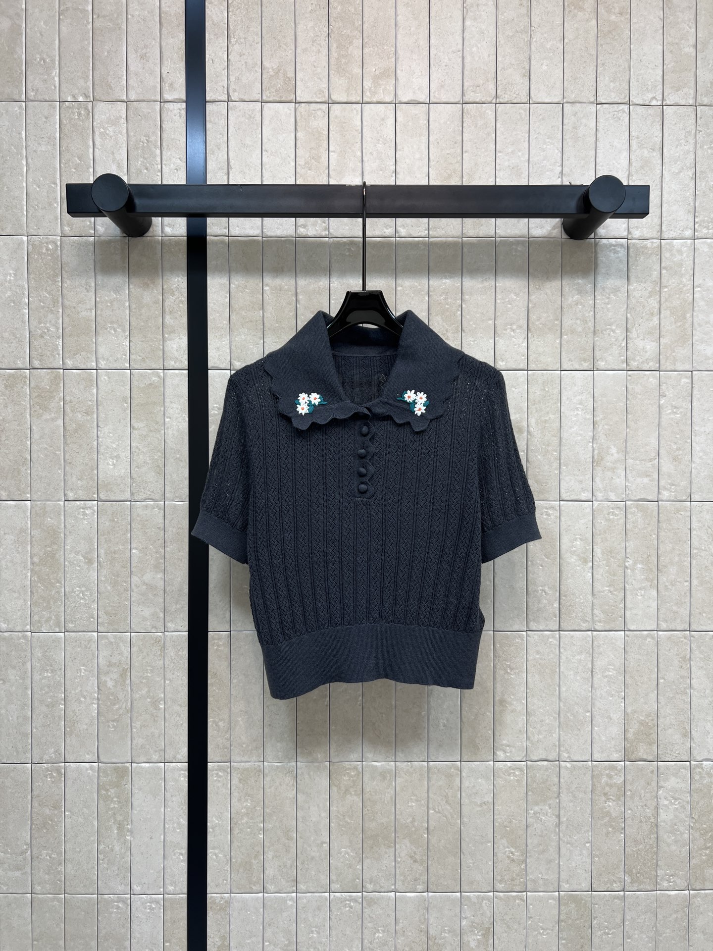 NO:740692,Self 26 spring and summer new style flower embroidered knitted wool short-sleeved wool blend, soft, breathable and super comfortable!  Polo collar + three buttons, full of French retro feel, super delicate daisy embroidery on the neckline, short cut to make you look slimmer and taller, super stylish when worn with high-waisted pants/skirt!  Easily suitable for daily commuting and dating. Elegant and practical. A must-have for fashionable girls!  One color, three sizes Size/S-M-L,,skirts,T-shirt,19860909Self 26春夏新款 花朵刺绣针织羊毛短袖 羊毛混纺 柔软透气超舒服！Polo领+三粒扣 法式复古感满满 领口雏菊刺绣超精致 短款剪裁显瘦又显高 搭高腰裤/半裙超有型！日常通勤、约会都能轻松驾驭 优雅又实用 时髦女孩必入！一色三码 Size/S-M-L,,skirts,T-shirt,,Women's clothing