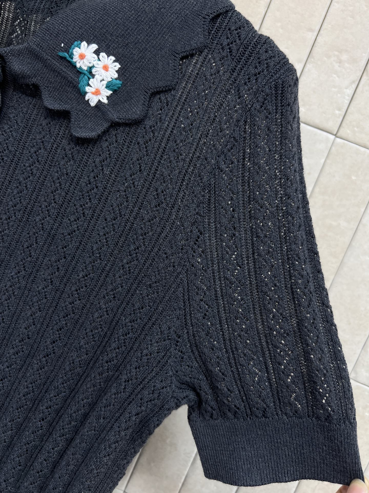 Self 26春夏新款 花朵刺绣针织羊毛短袖 羊毛混纺 柔软透气超舒服！Polo领+三粒扣 法式复古感满