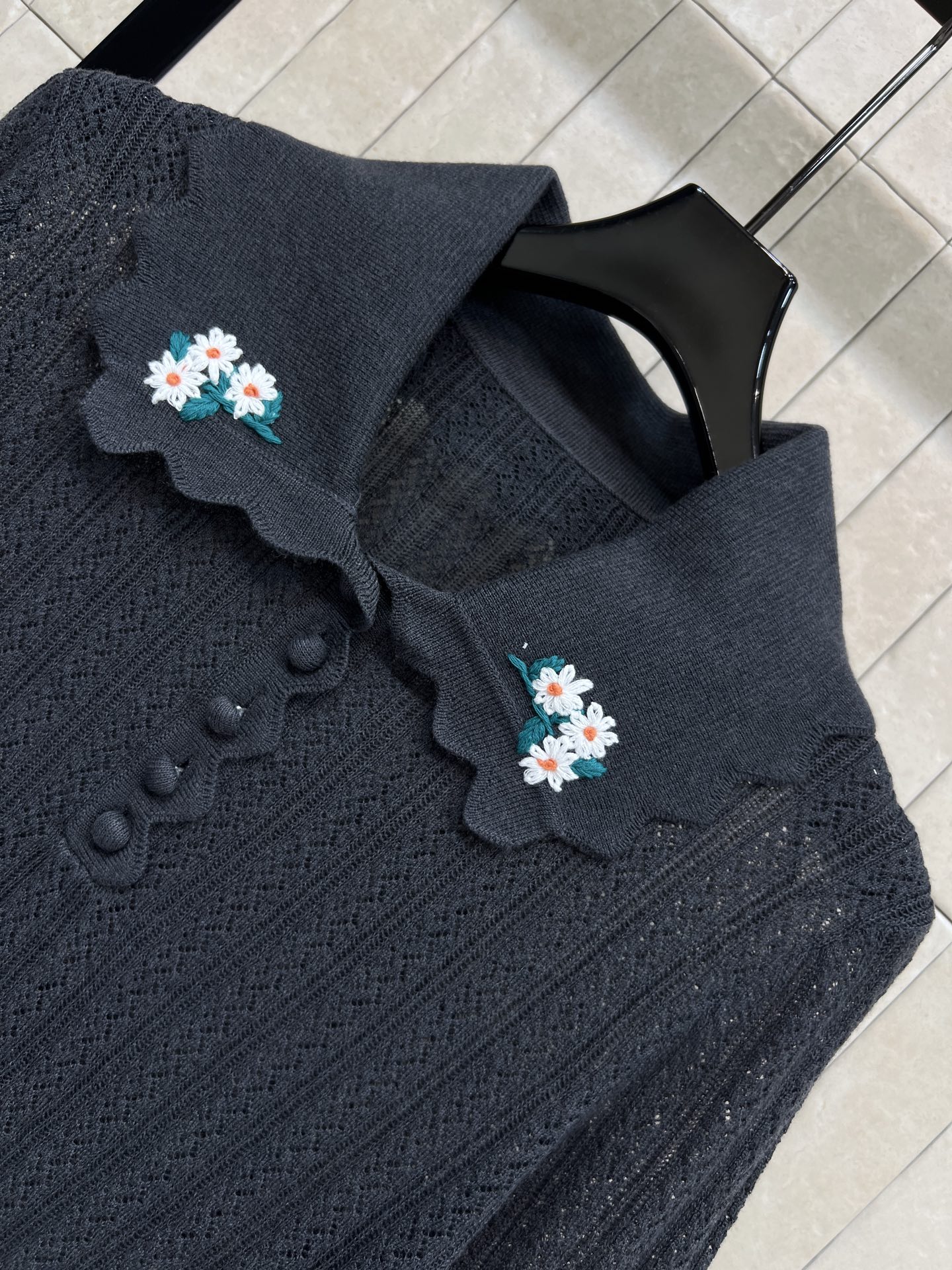 Self 26春夏新款 花朵刺绣针织羊毛短袖 羊毛混纺 柔软透气超舒服！Polo领+三粒扣 法式复古感满